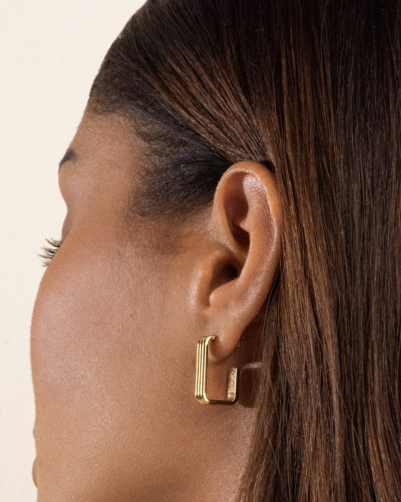 Boucle d'oreille rectangle large avec des motifs rayure verticale en plaqué or 3 microns et made in France.