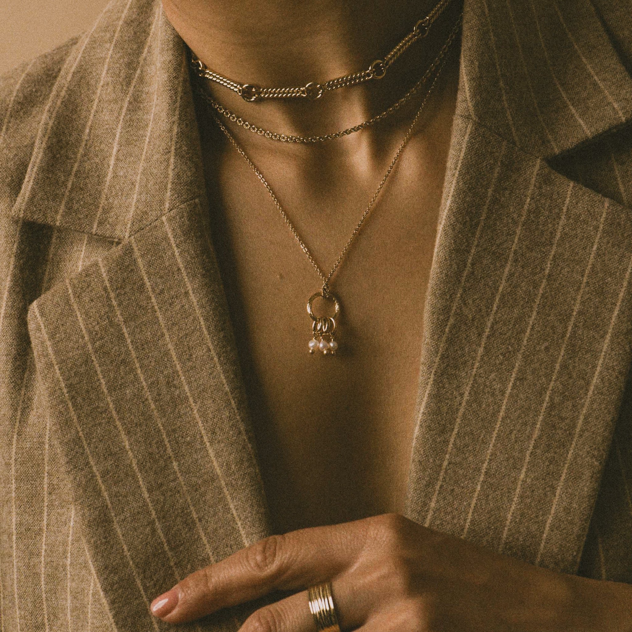 Comment assortir vos bijoux à votre style vestimentaire : les secrets pour un look harmonieux