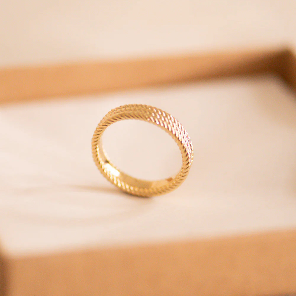 Bague de fiançailles : à quel doigt et sur quelle main la porter ?