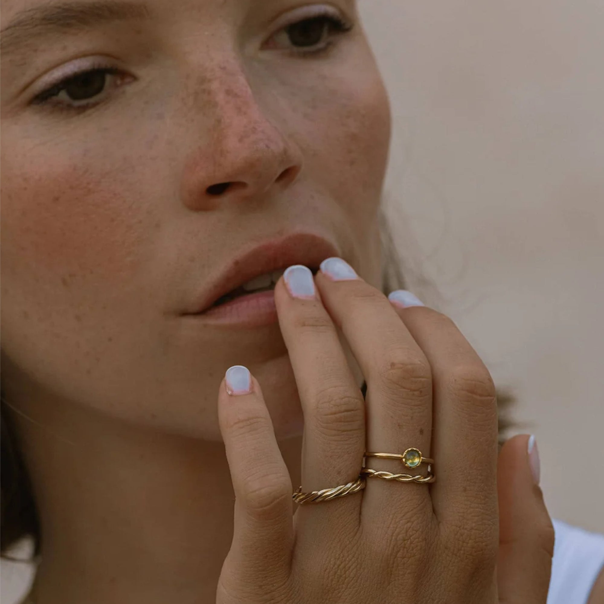Bague plaqué or : comment bien choisir ? Le guide complet