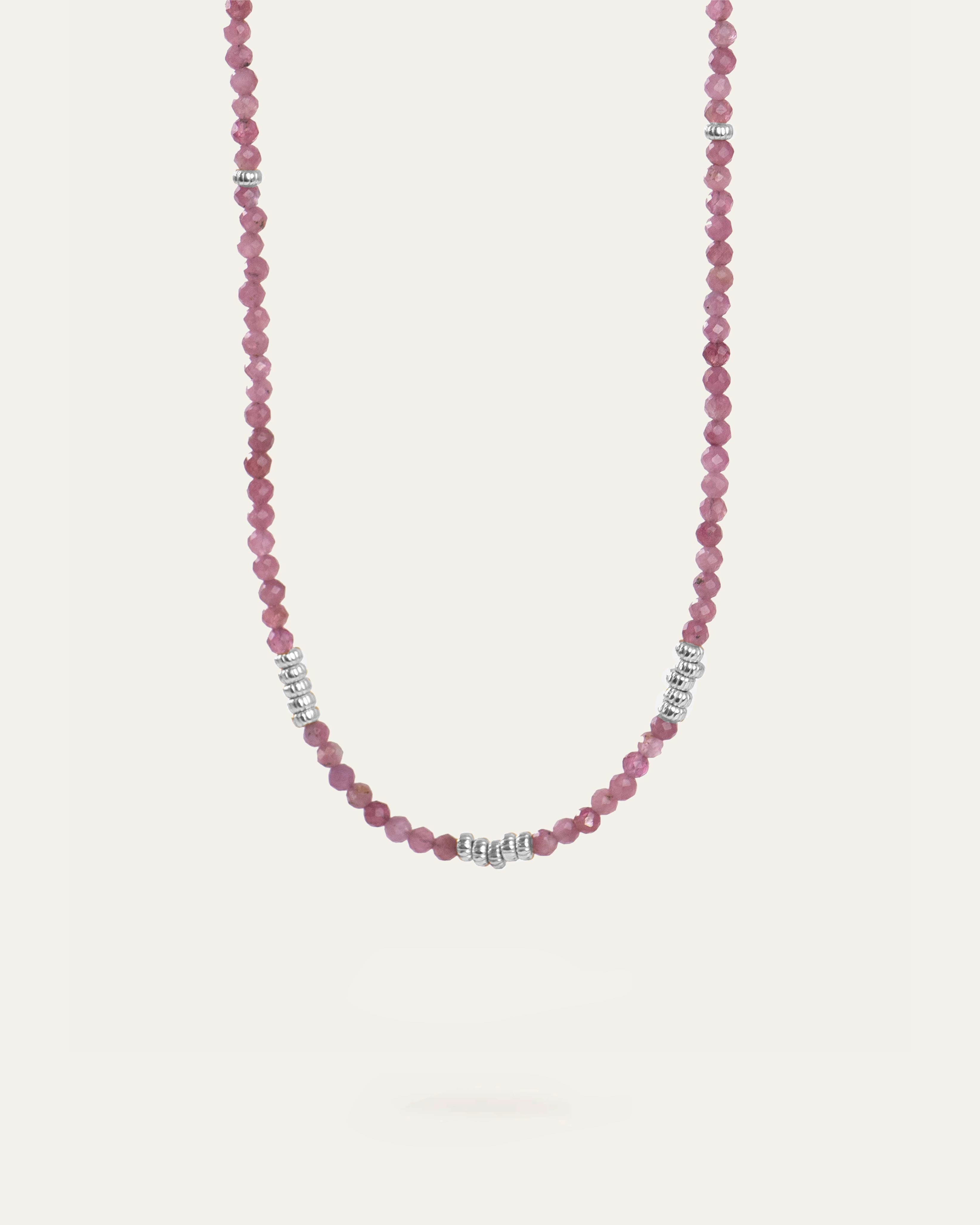 Collier ras de cou composé de tourmalines roses et de petites perles argentées striées en argent massif 925 made in France.