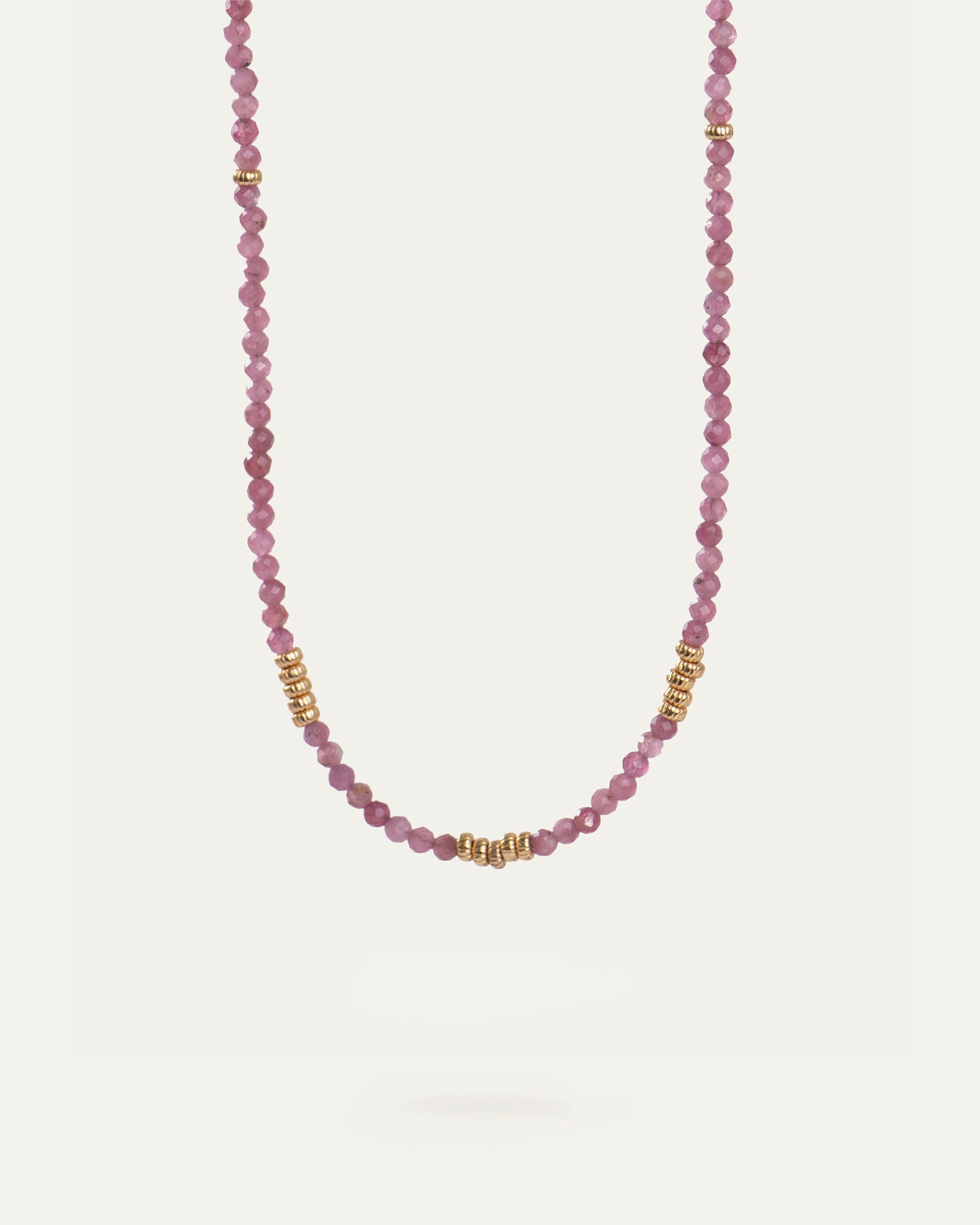 Collier ras de cou composé de tourmalines roses et de petites perles dorées striées en plaqué or 18 carats.