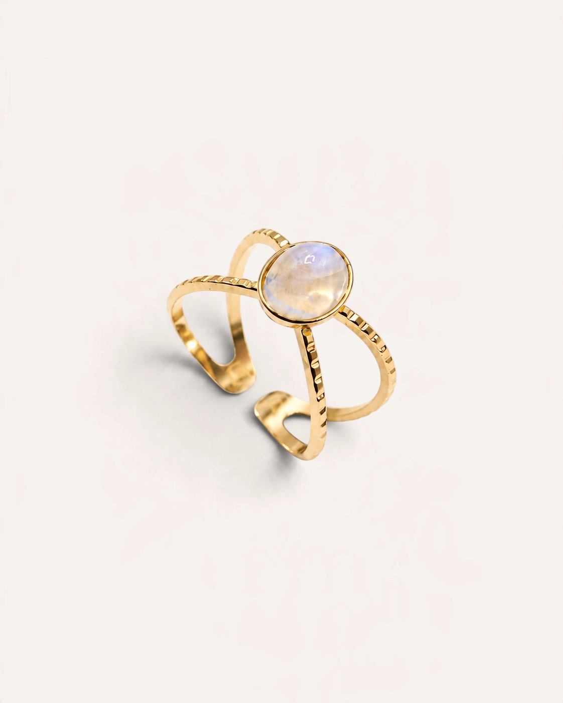 Bague Aglaia Cassendra ajustable en plaqué or avec une pierre ovale en quartz rose et anneau croisé strié