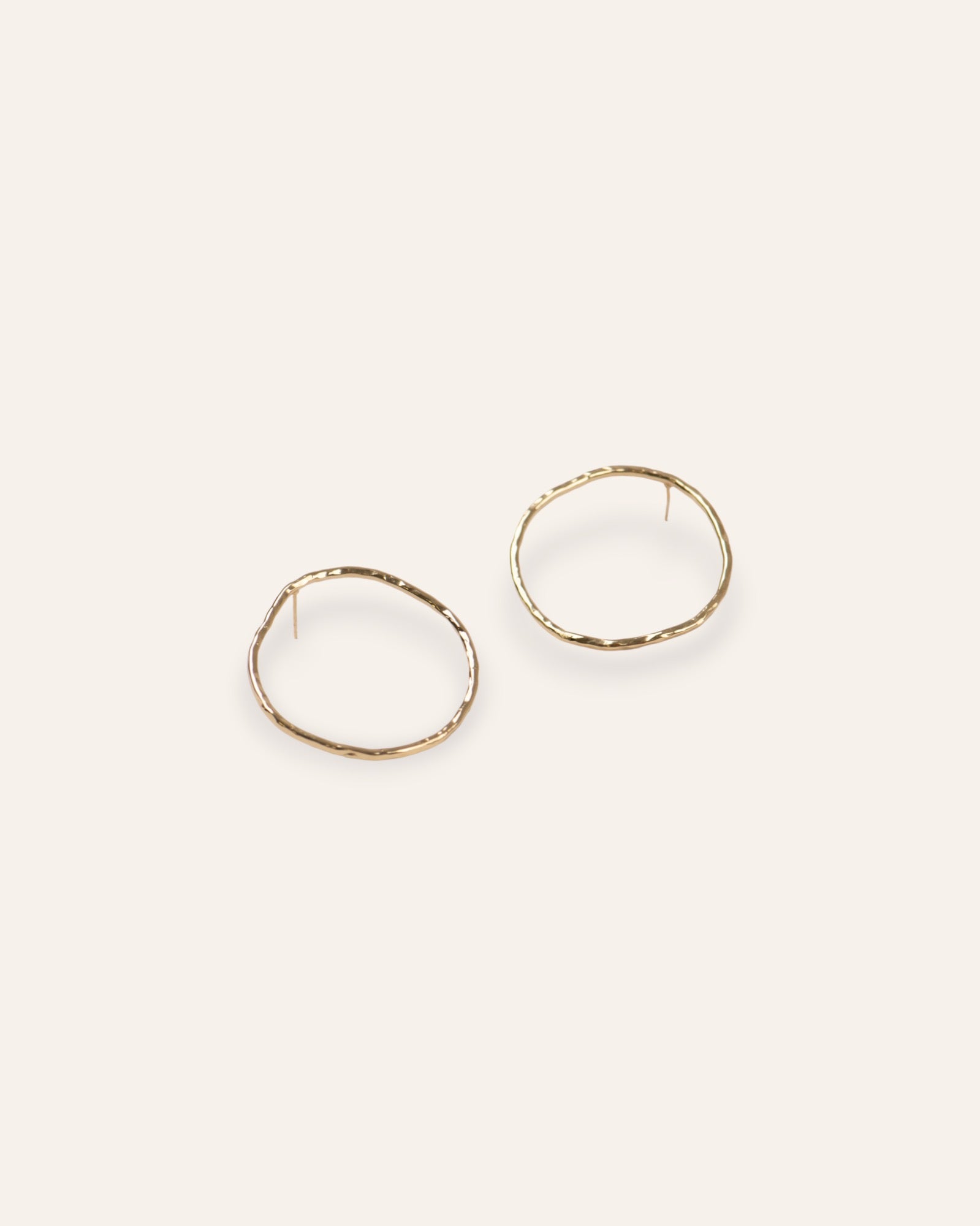 Boucles d'oreilles en plaqué or 18 carats, composées d'un anneau martelé de forme irrégulière.
