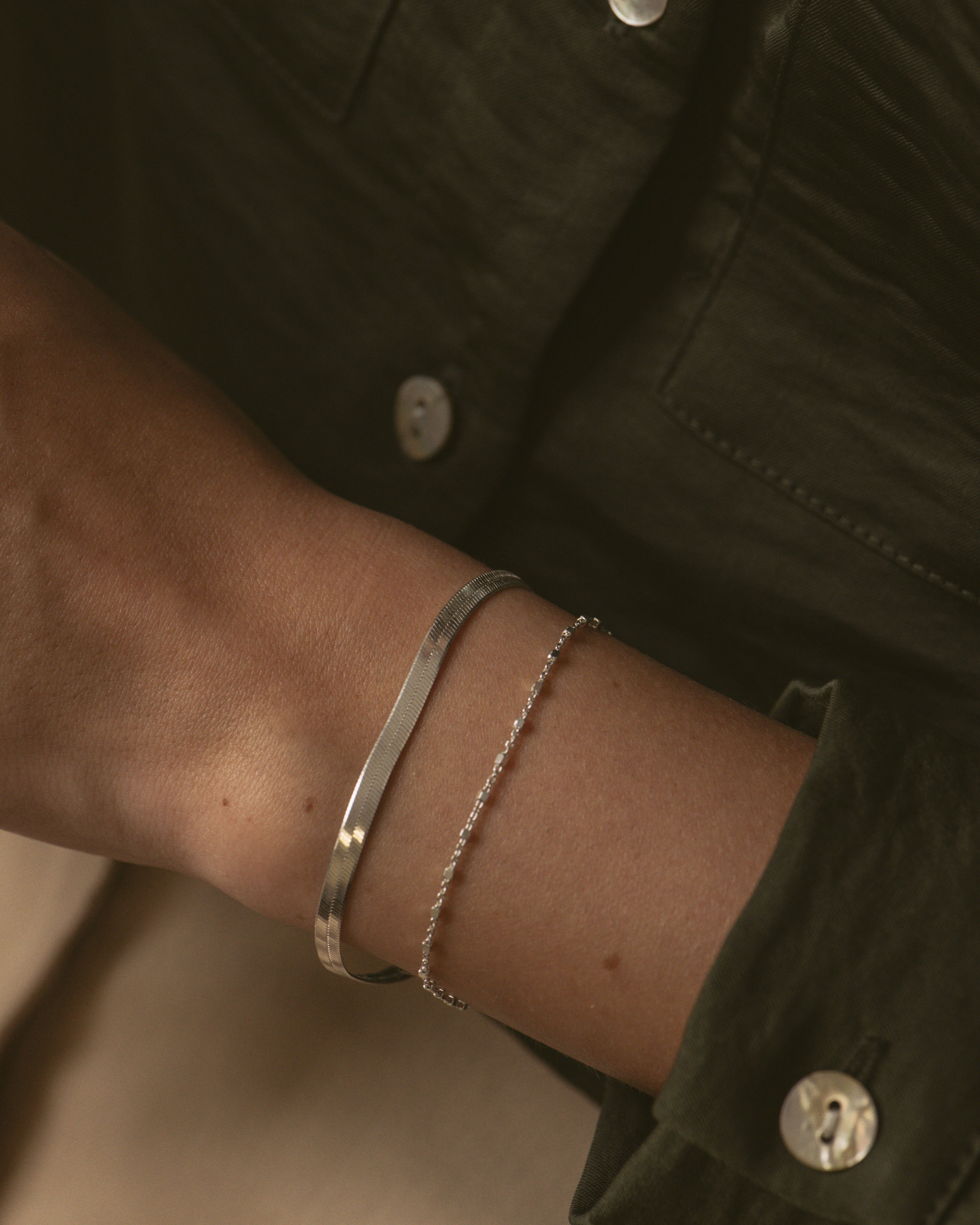 Compo de bracelets durables made in France, composée d'un bracelet en chaîne plate et d'un bracelet en chaîne fine avec des petites mailles carrées, en argent massif 925. 