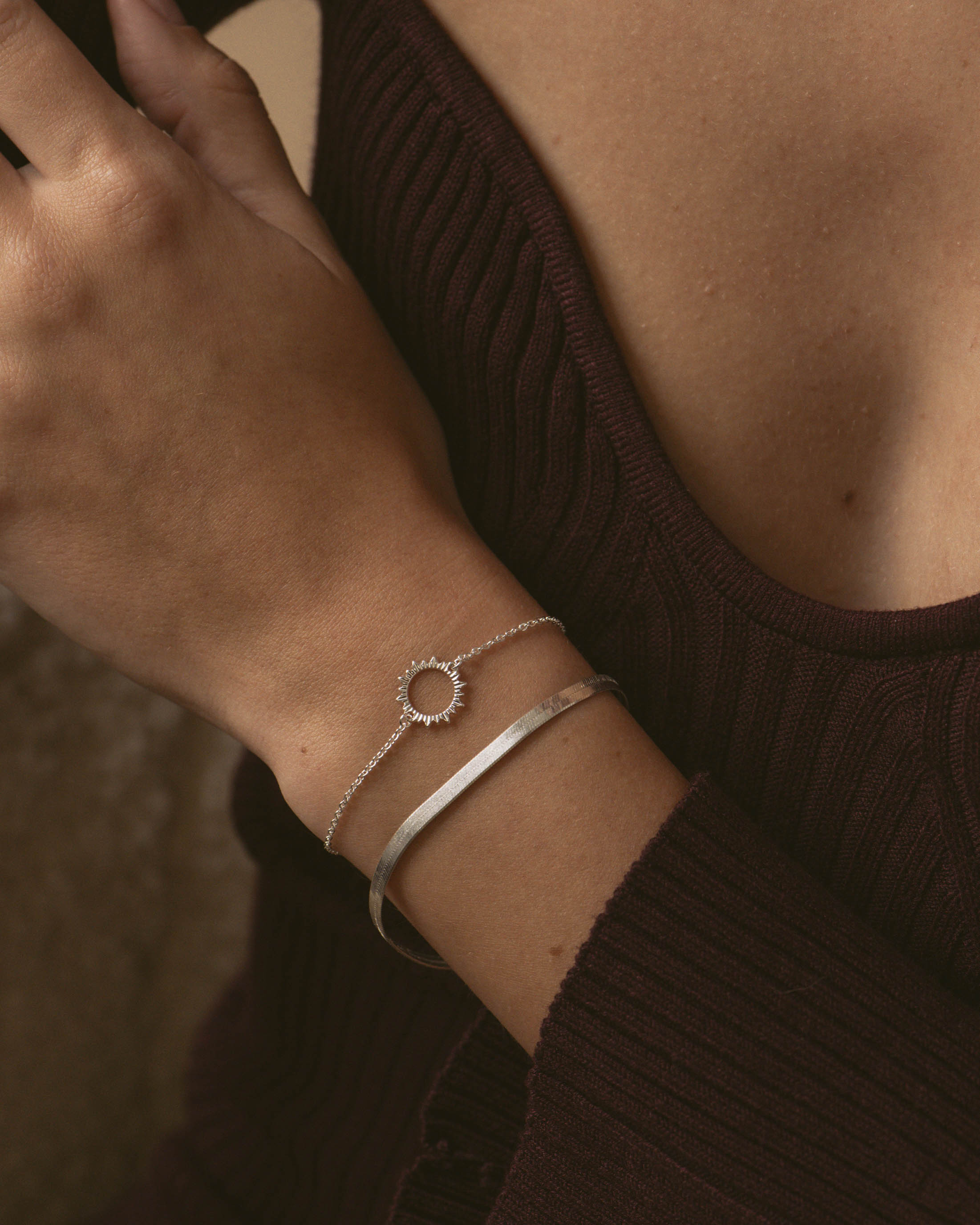 Compo de bracelets fabriqués en France, composée d'un bracelet en chaîne plate, et d'un bracelet en chaîne fine avec un soleil ajouré, en argent massif 925. 