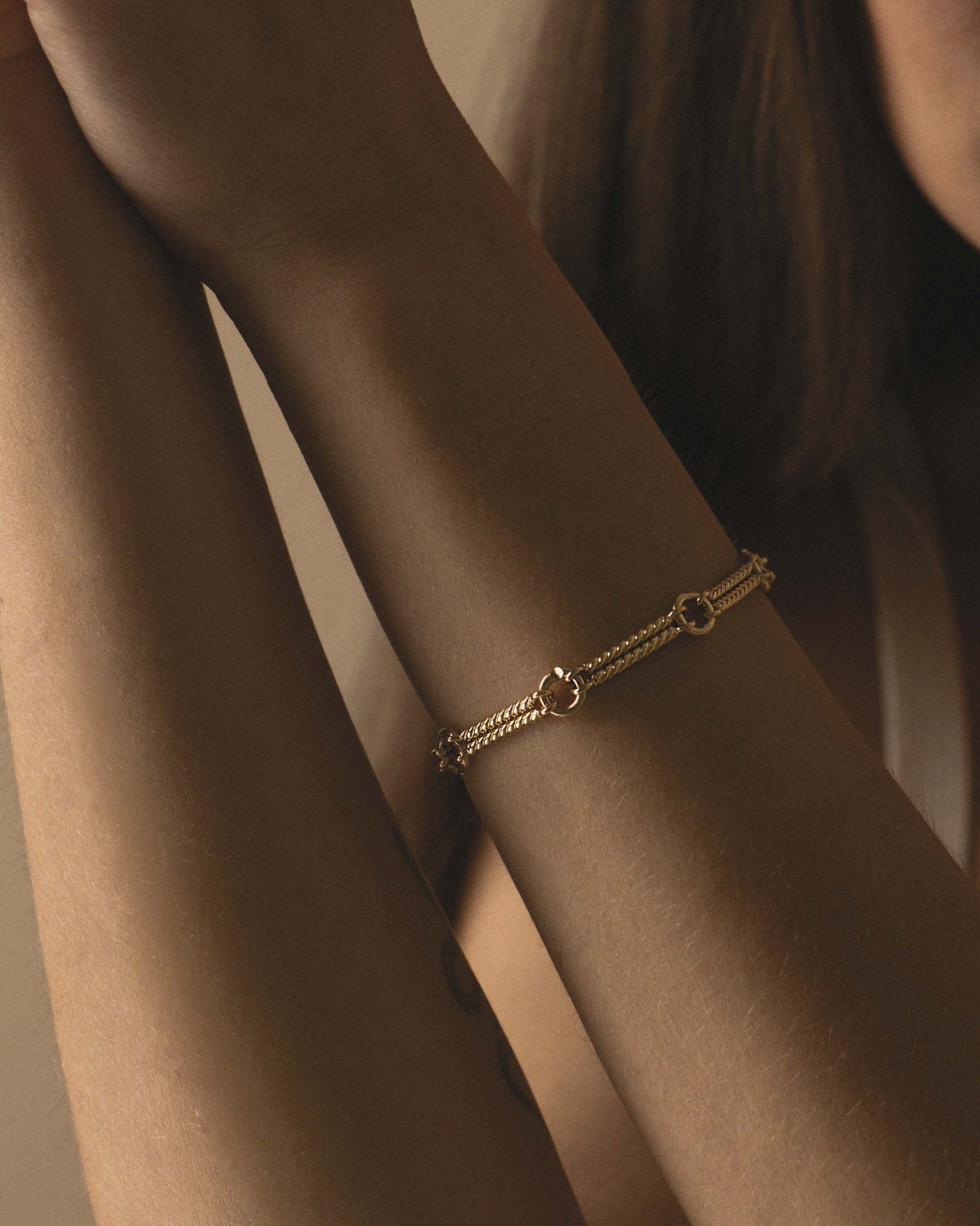 Bracelet éthique fabriqué en France composé d'une chaîne tige torsadée avec des mailles rondes en plaqué or 3 microns.
