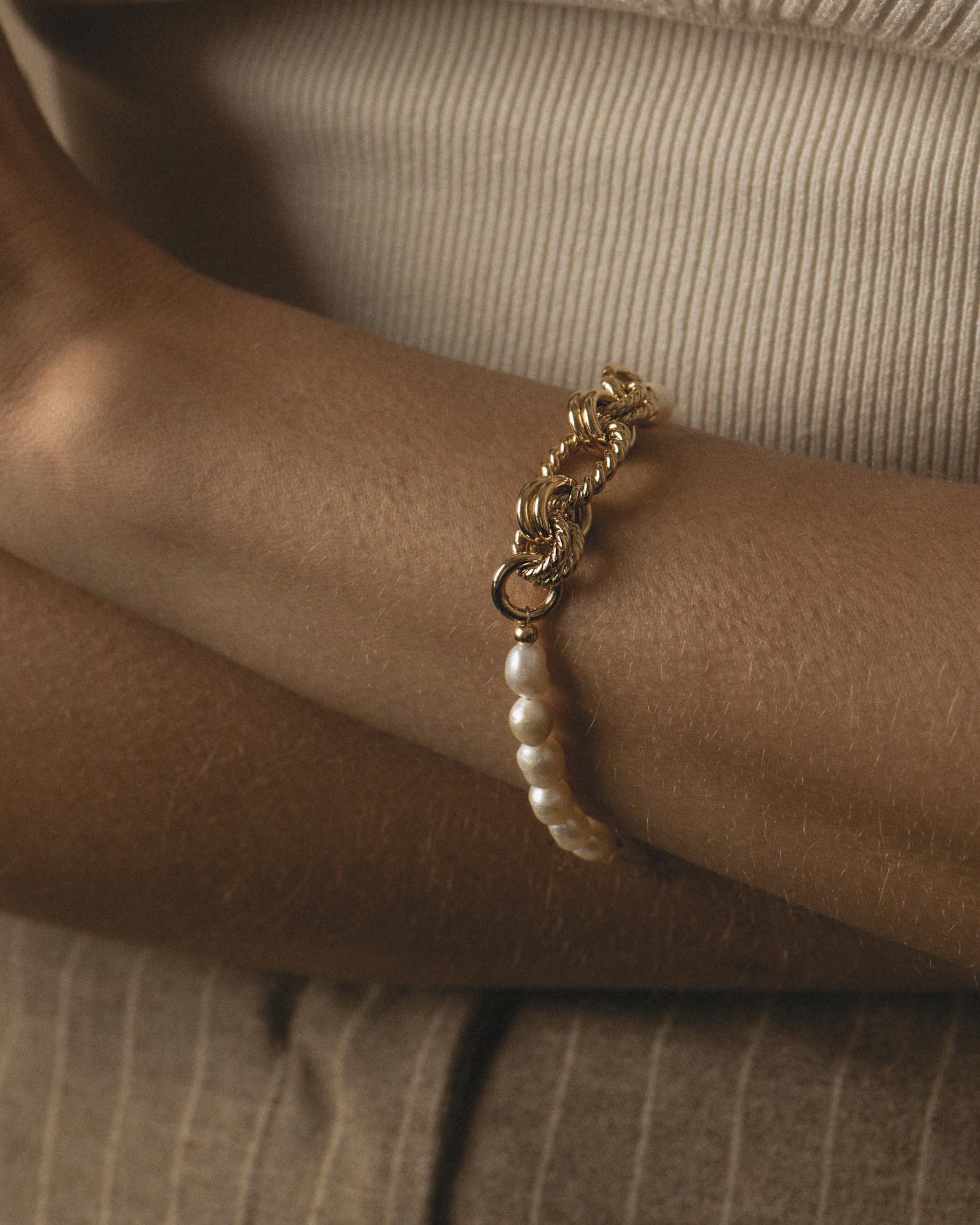 Bracelet en plaqué or 3 microns composé de gros maillons torsadés et ovales de différentes tailles avec des perles de culture, fabriqué en France.