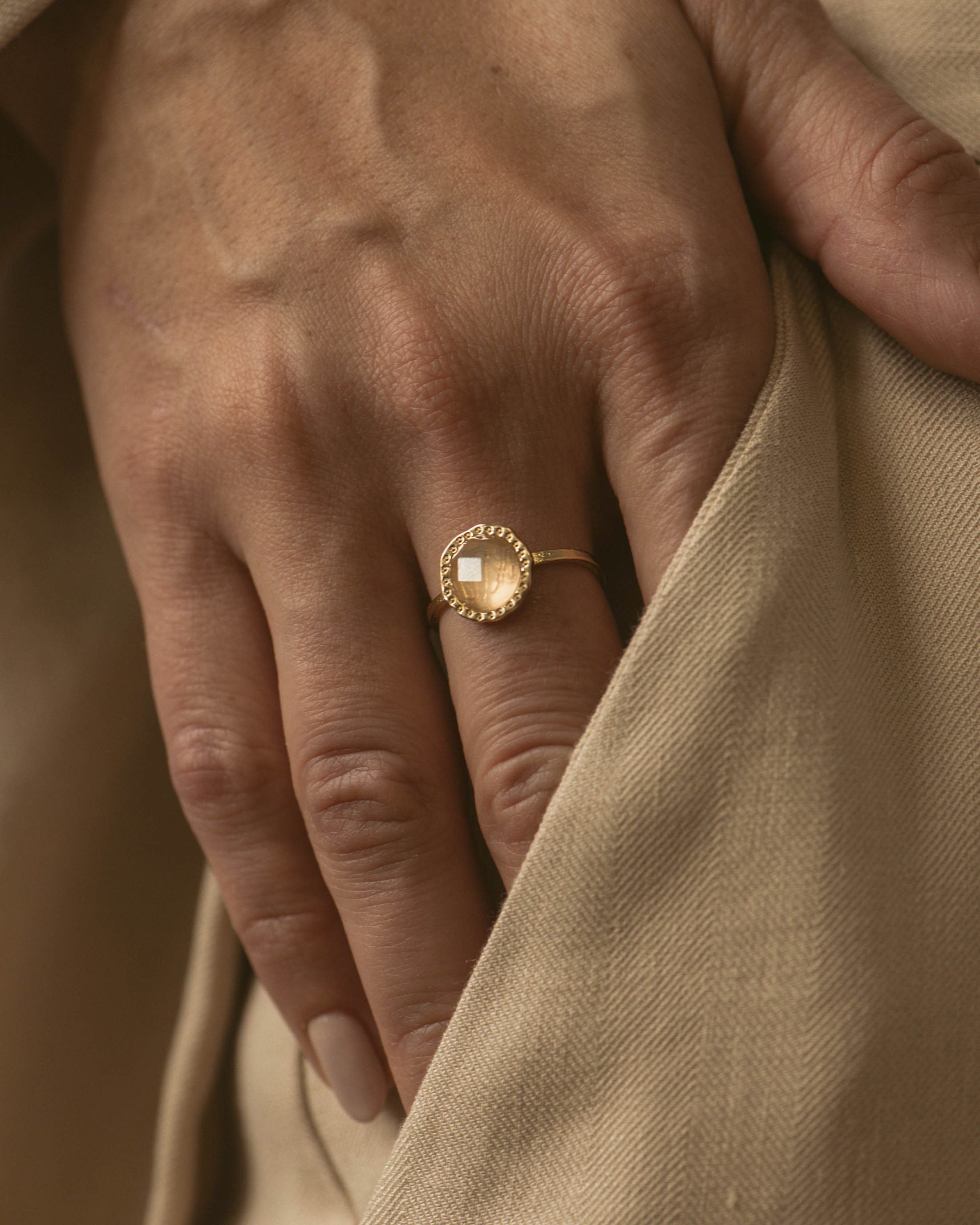 Bague ornée d'une pierre de Quartz Rose facettée dans un cabochon avec le contour orné de motifs ronds, en plaqué or 3 microns 18 carats made in France. 