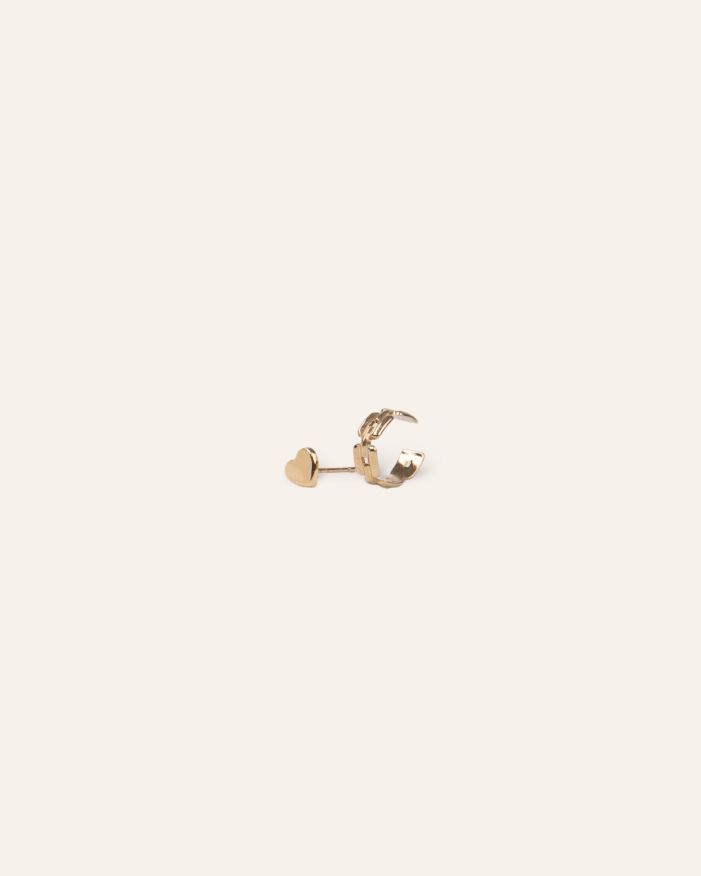 Composition de deux boucles d'oreilles, avec une boucle puce en forme de cœur, et un earcuff au design chaîne carrée en plaqué or 18 carats made in France.