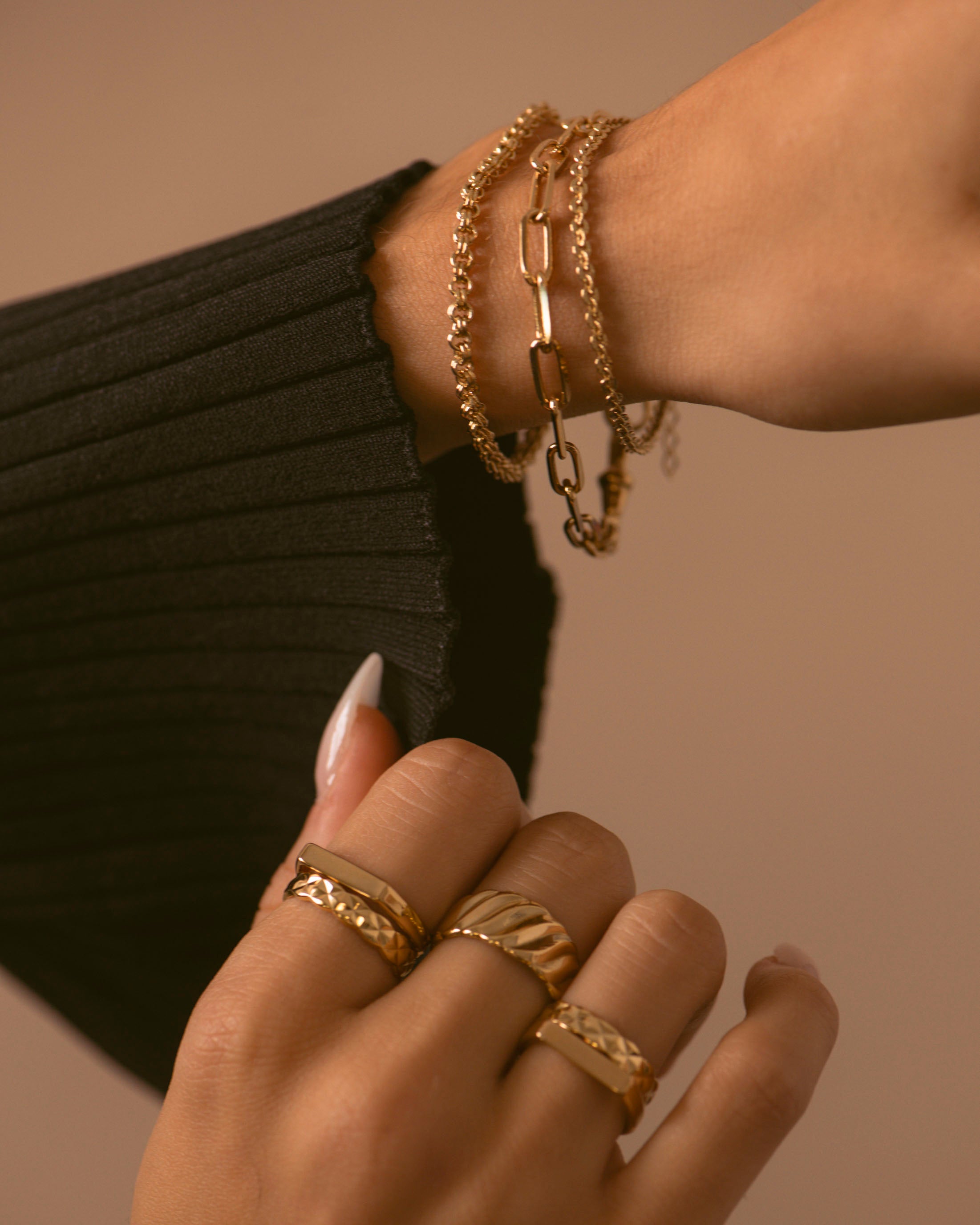 Association de trois bracelets tendances made in France, composée d'un bracelet en chaîne rectangle, d'un bracelet fin avec une chaîne en maille soleil, et d'un bracelet en maille ronde épais, avec plusieurs bagues ajustables, en plaqué or 3 microns 18 carats.