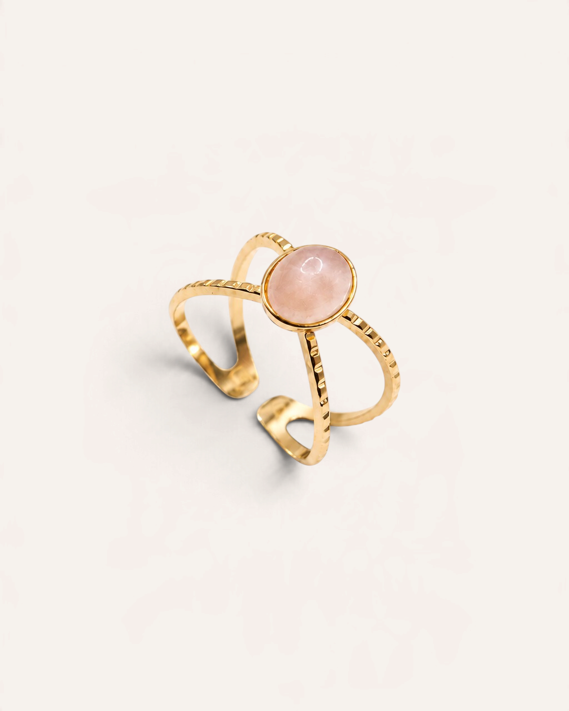 Bague Aglaia Cassendra fine en plaqué or 18 carats avec une pierre de lune ovale sur un anneau croisé et strié