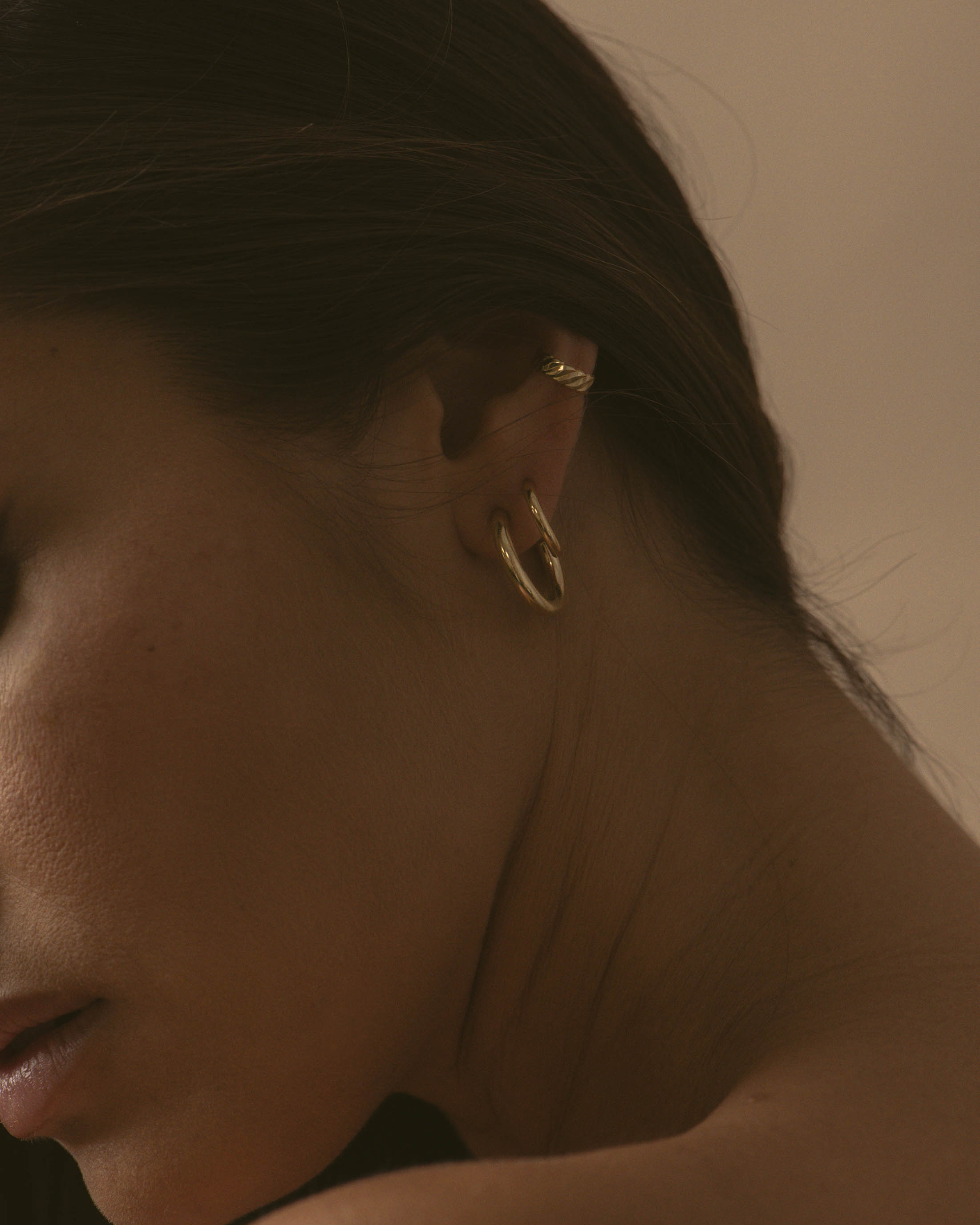 Association de boucles d'oreilles tendances, composée d'un earcuff au motif wavy, d'une mini créole lisse, et d'une petite créole lisse, en plaqué or 3 microns 18 carats.