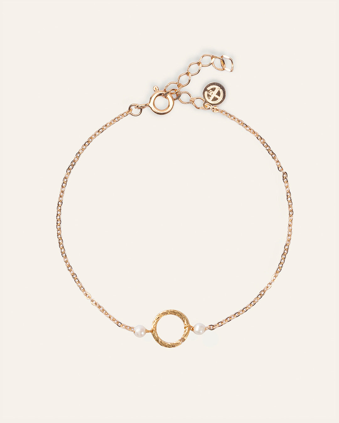 Bracelet composé d'un anneau rayé avec deux petites perles de cultures en plaqué or 3 microns fabriqué en France. 