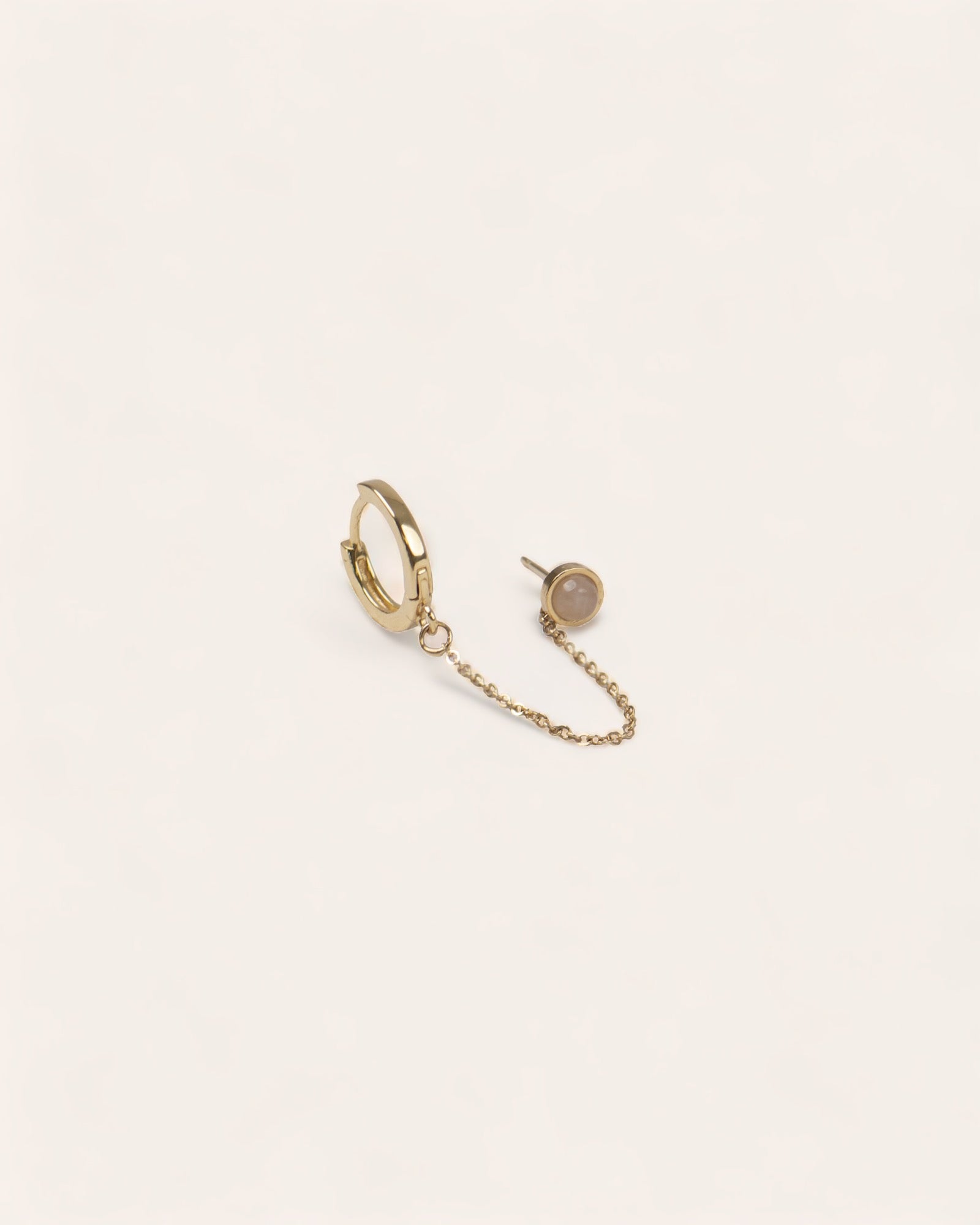 Combinaison de deux boucles d'oreilles en plaqué or, avec une boucle en chaînette pendante, et une boucle puce en quartz rose facettée, fabriquées en France.