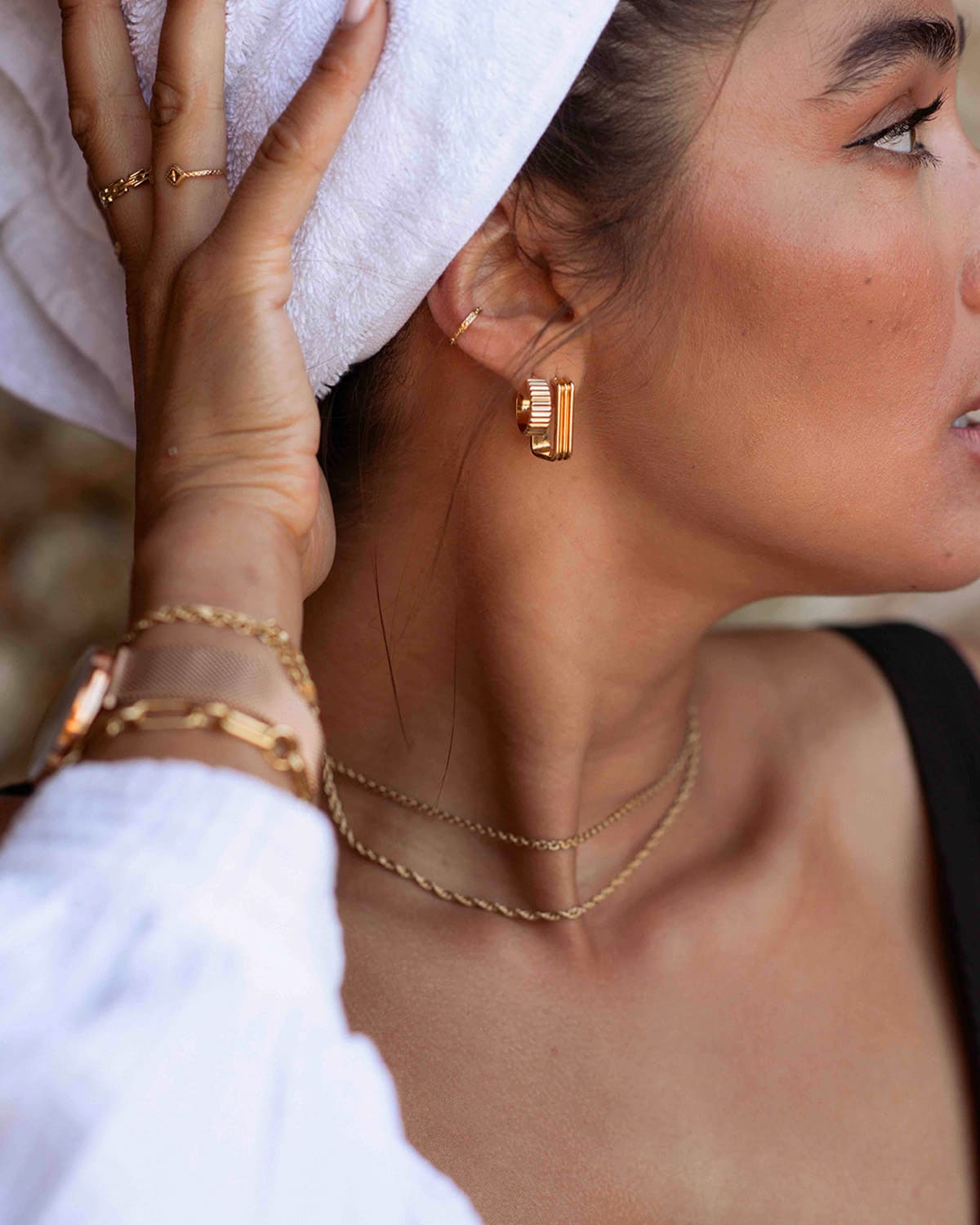 Association de 3 boucles d'oreilles en plaqué or 3 microns composées d'une boucle rectangle avec des motifs rayure verticale, d'une créole avec des motifs à trait et d'un earcuff fin made in France.