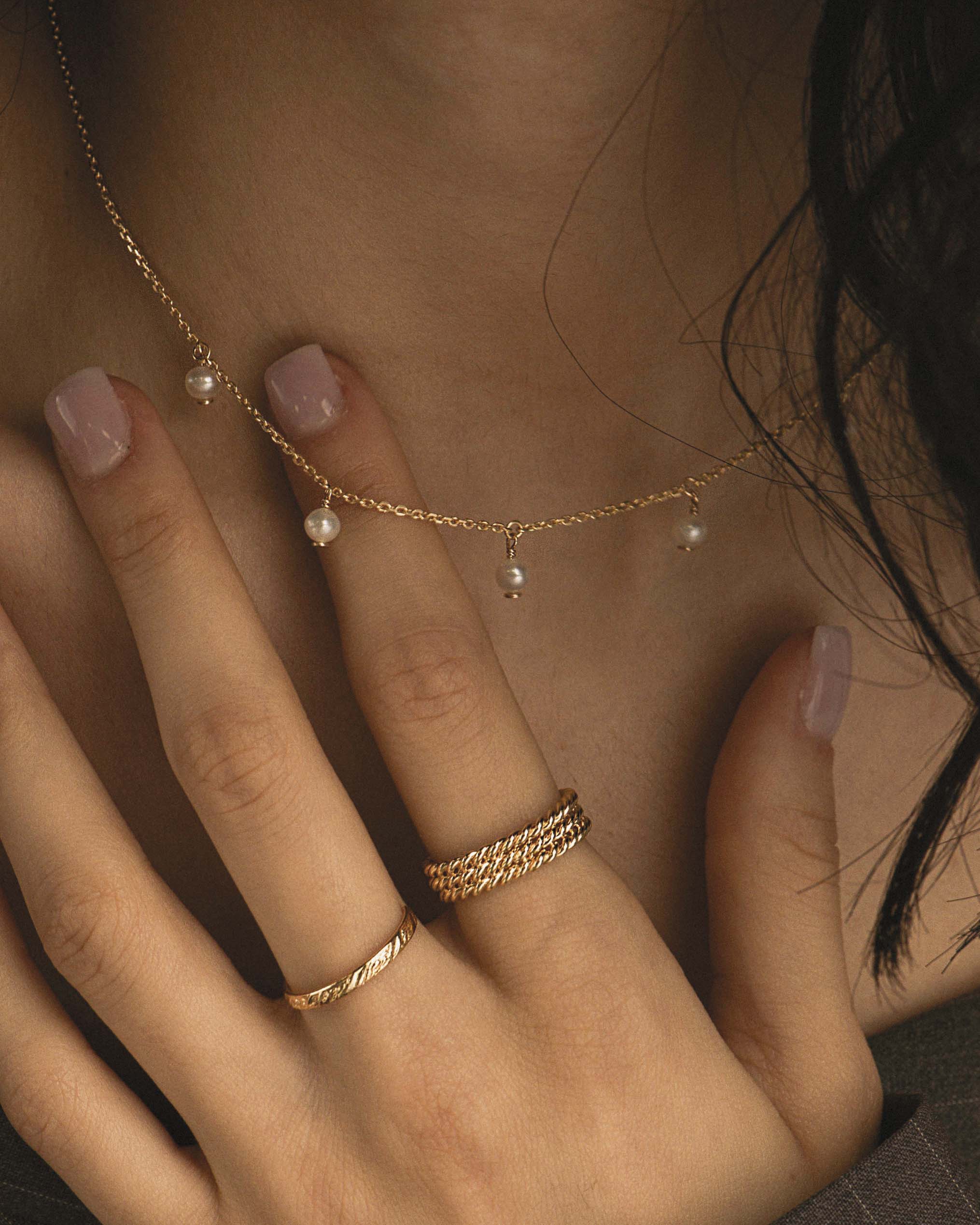 Association de bijoux en plaqué or composée d'un collier fin avec 5 petites perles de cultures pendantes, d'une bague ajustable au style vintage, et d'une bague ajustable composée de 3 anneaux torsadées, made in France. 