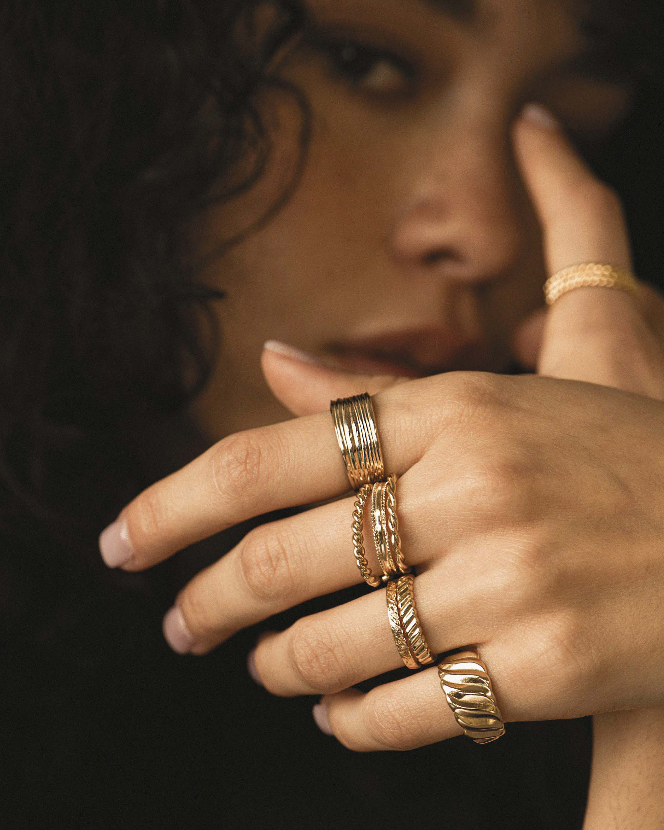 Association de bagues en plaqué or, composée d'une bague au motif rayure, de deux bagues torsadées, de deux bagues au motif wavy, d'une bague classique fine, et d'une bague texturé de style vintage, made in France.