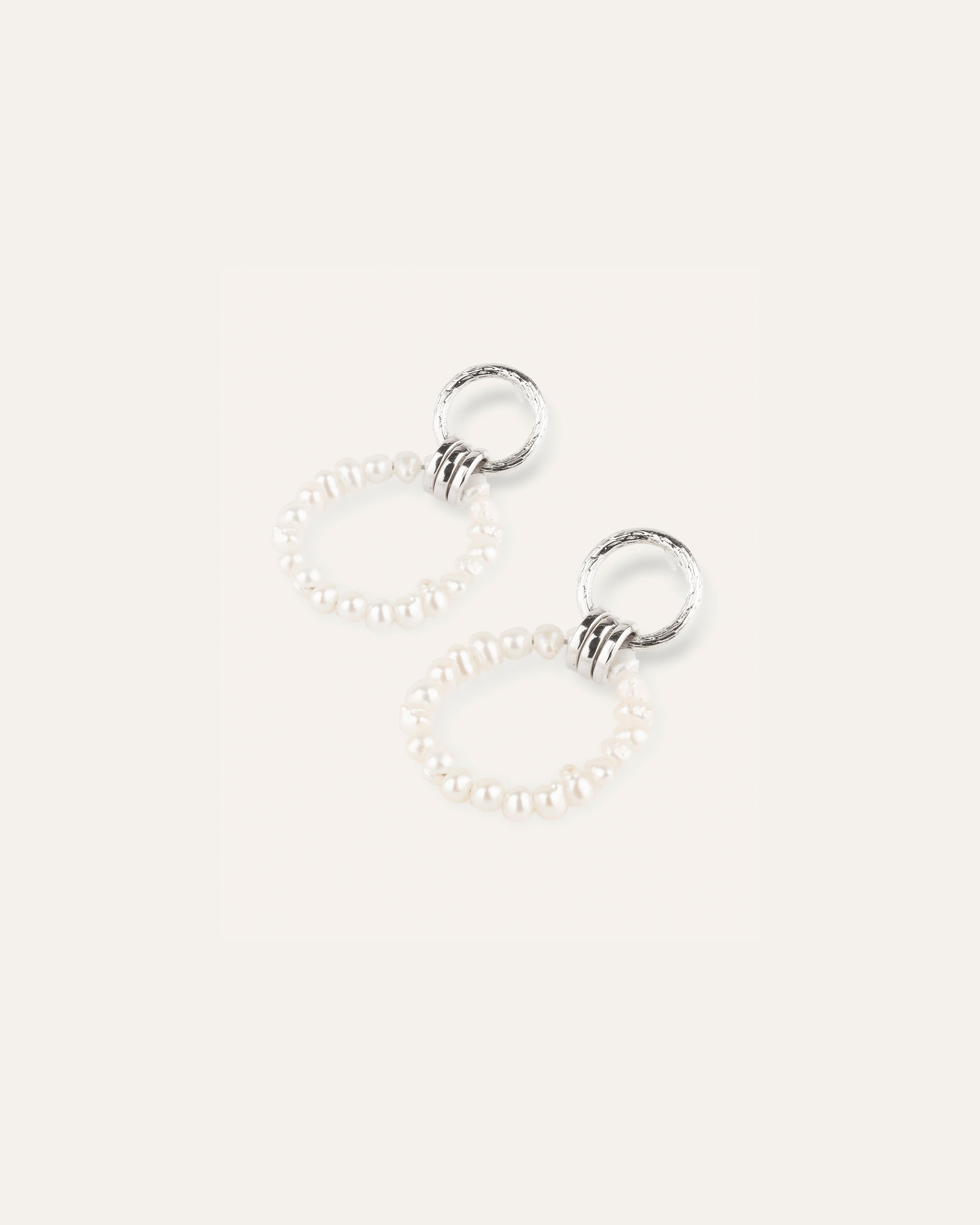Boucles d'oreilles double anneaux avec des perles de culture en argent massif 925 et made in France.