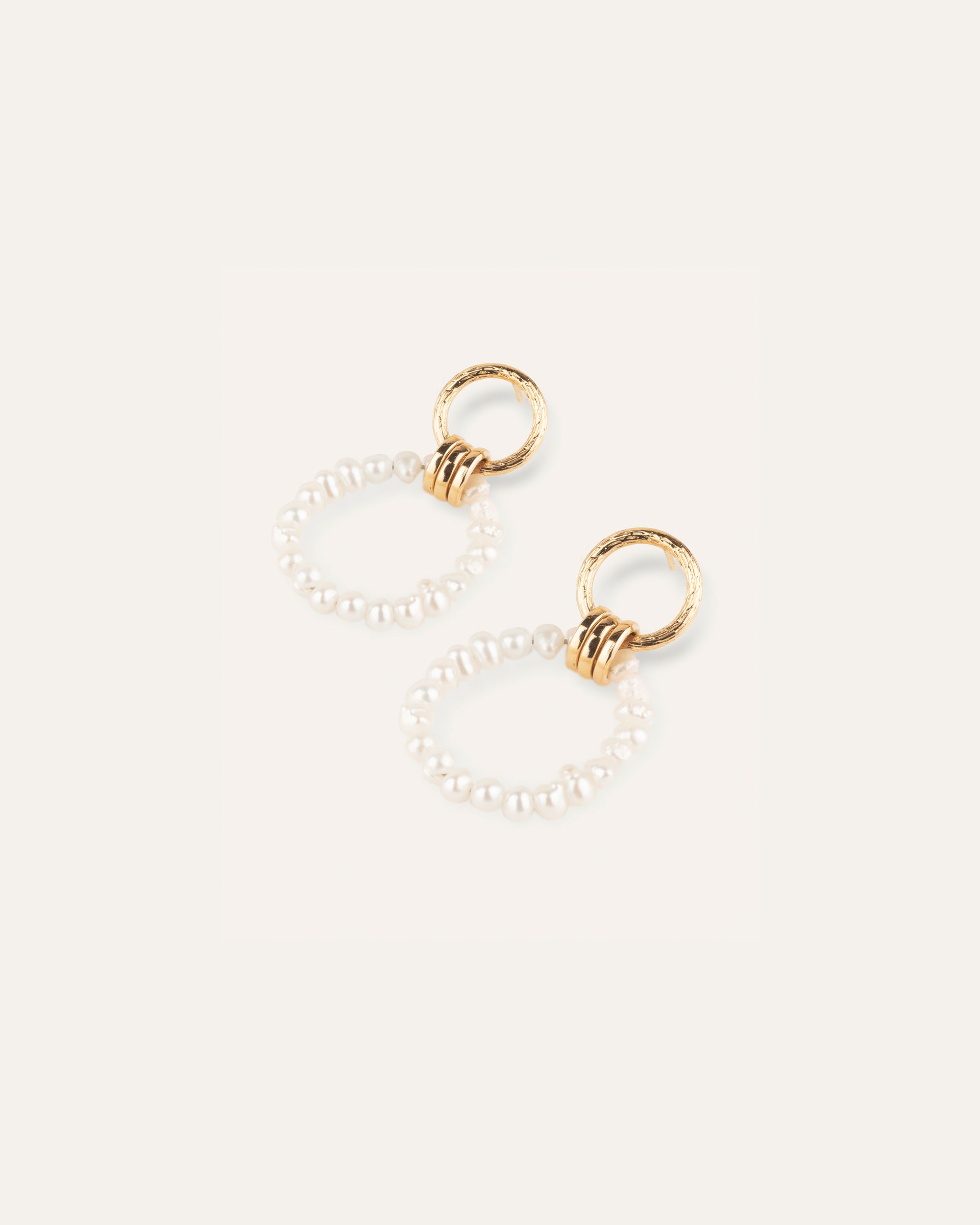 Boucles d'oreilles double anneaux avec des perles de culture en plaqué or 3 microns et made in France.