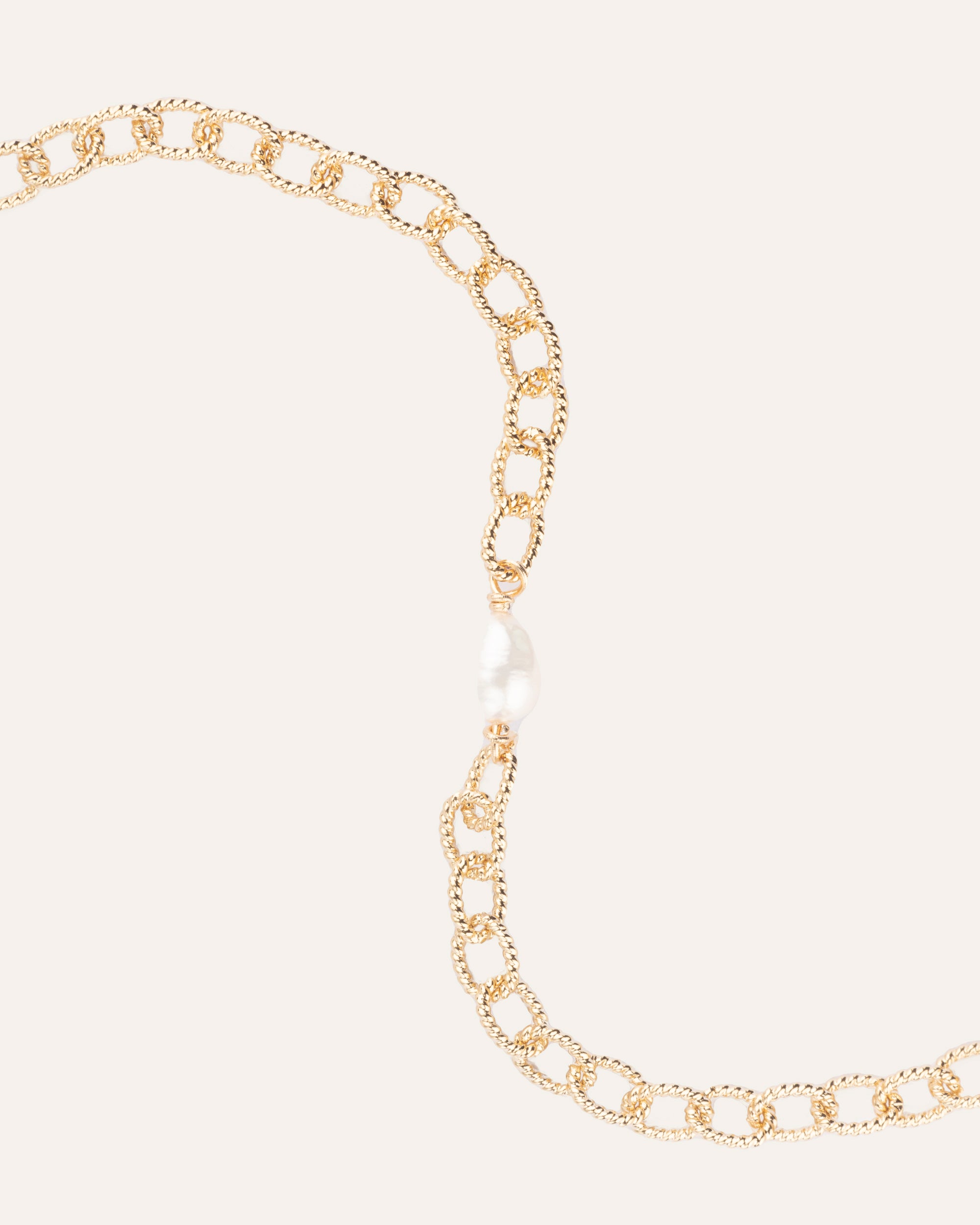Bracelet en chaîne ovale facetté accompagné d'une perle de culture ovale en plaqué or 3 microns et fabriqué en France.
