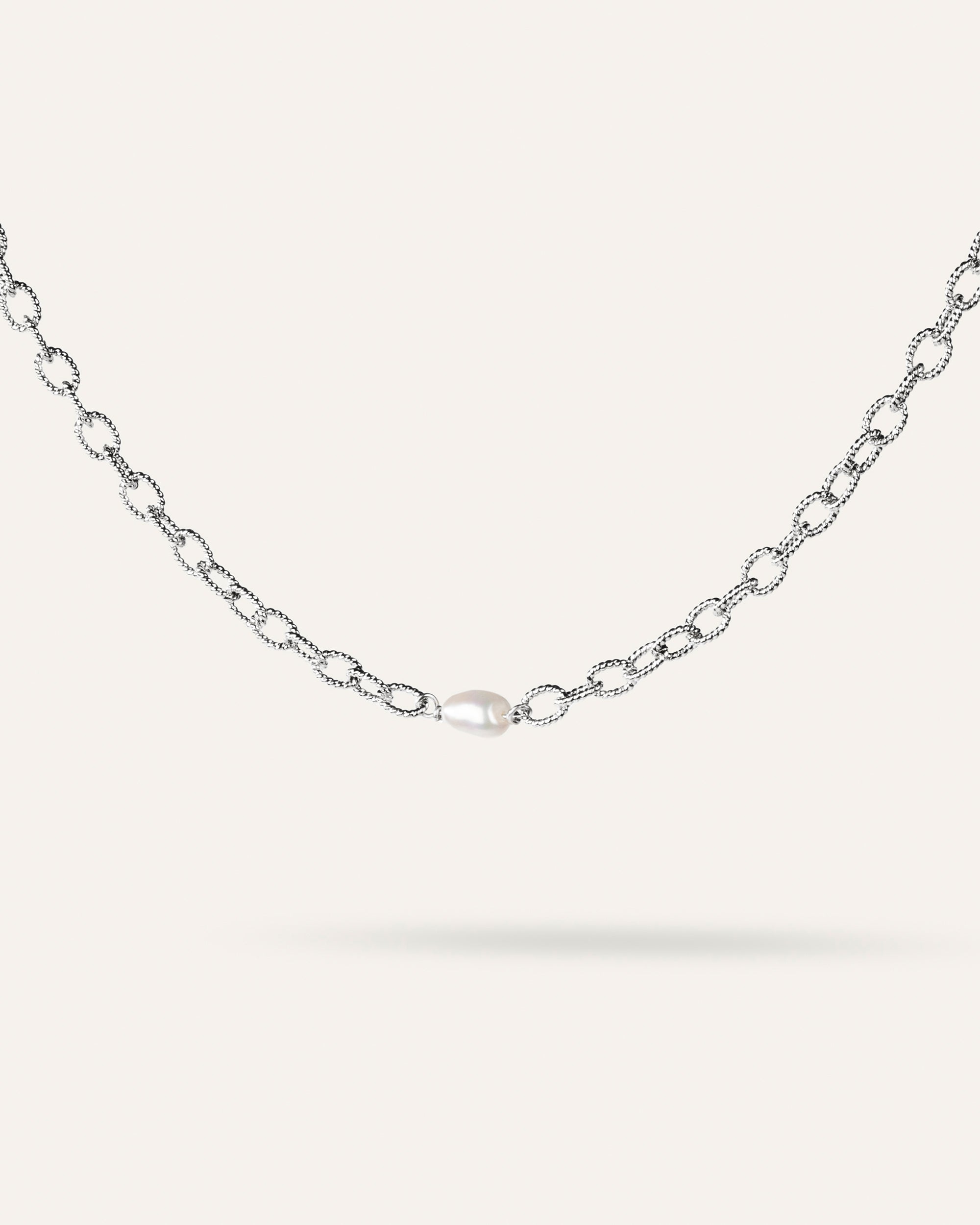 Collier ras de cou en argent massif 925 composé d'une chaîne ovale facetté avec une perle de culture made in France.