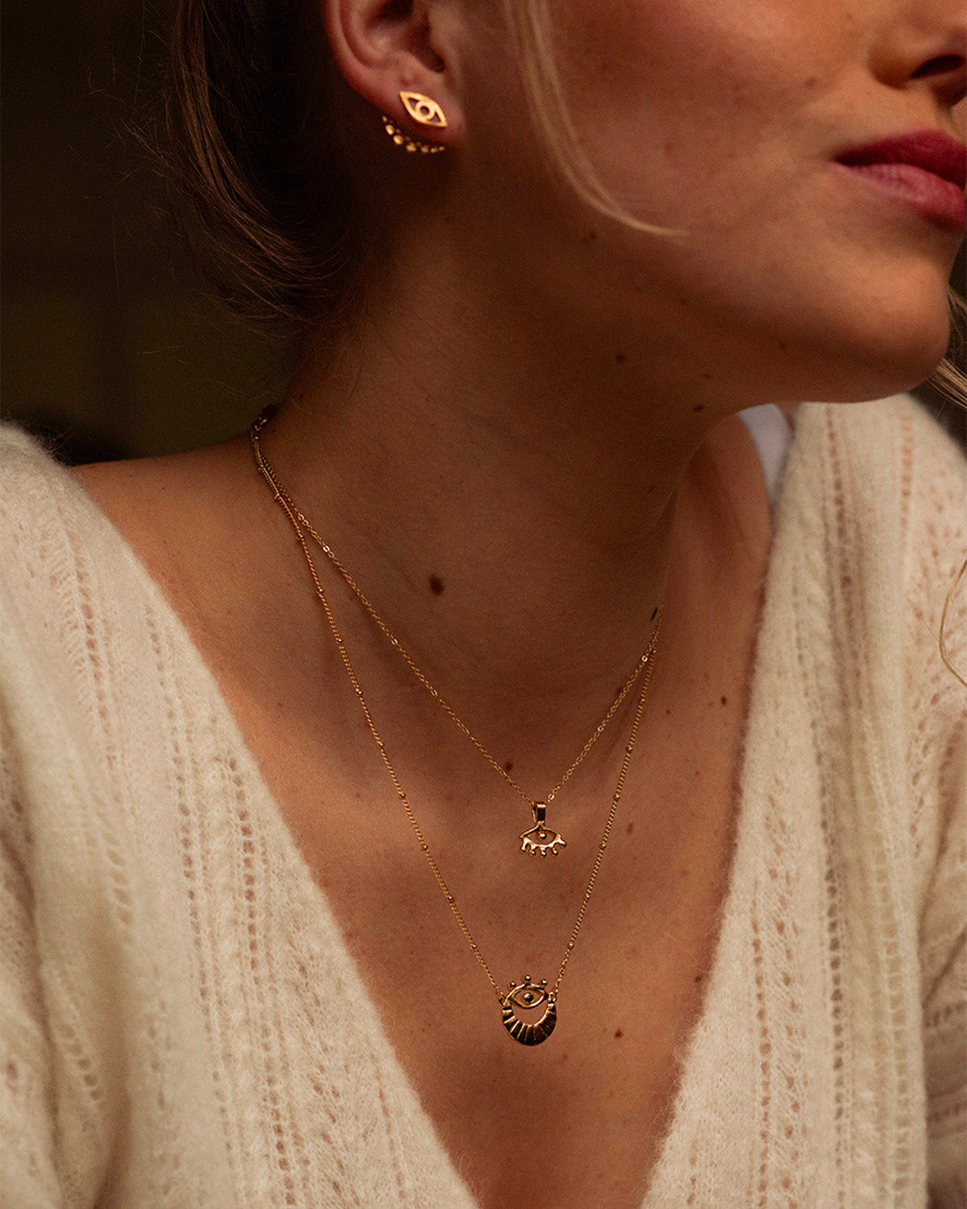 Association de bijoux éthiques composée de 2 colliers fin avec un pendentif en forme de 3ème œil en plaqué or 3 microns fabriqués en France.