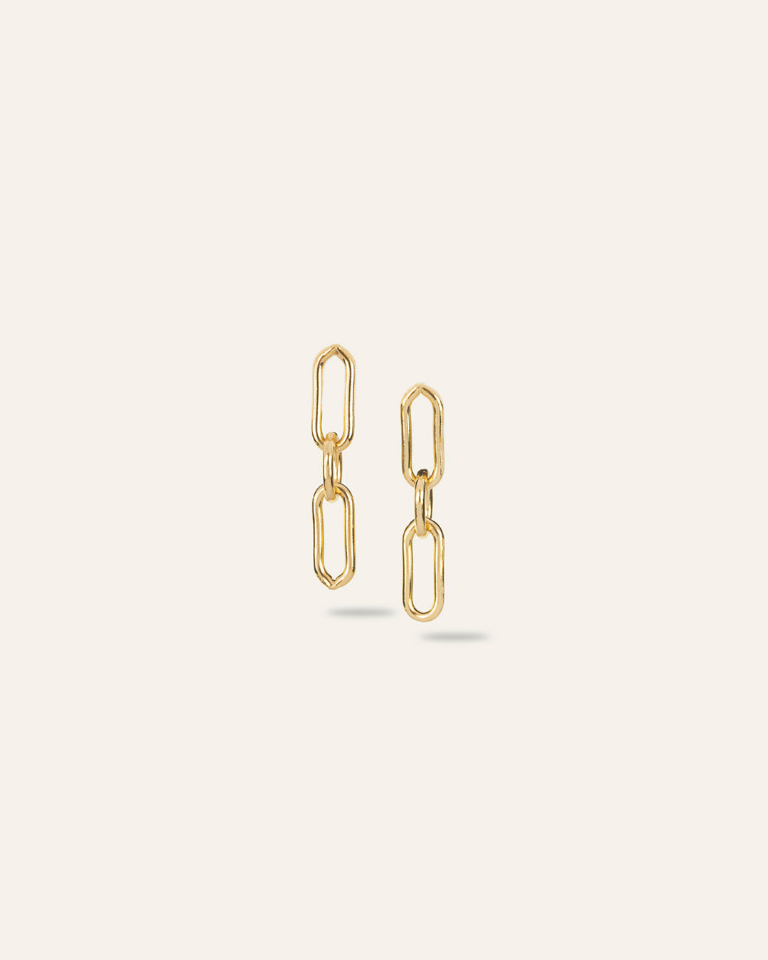 Boucles d'oreilles pendantes en plaqué or 3 microns et made in France, composées d'une chaîne fine à maillons ovales de différentes tailles. 