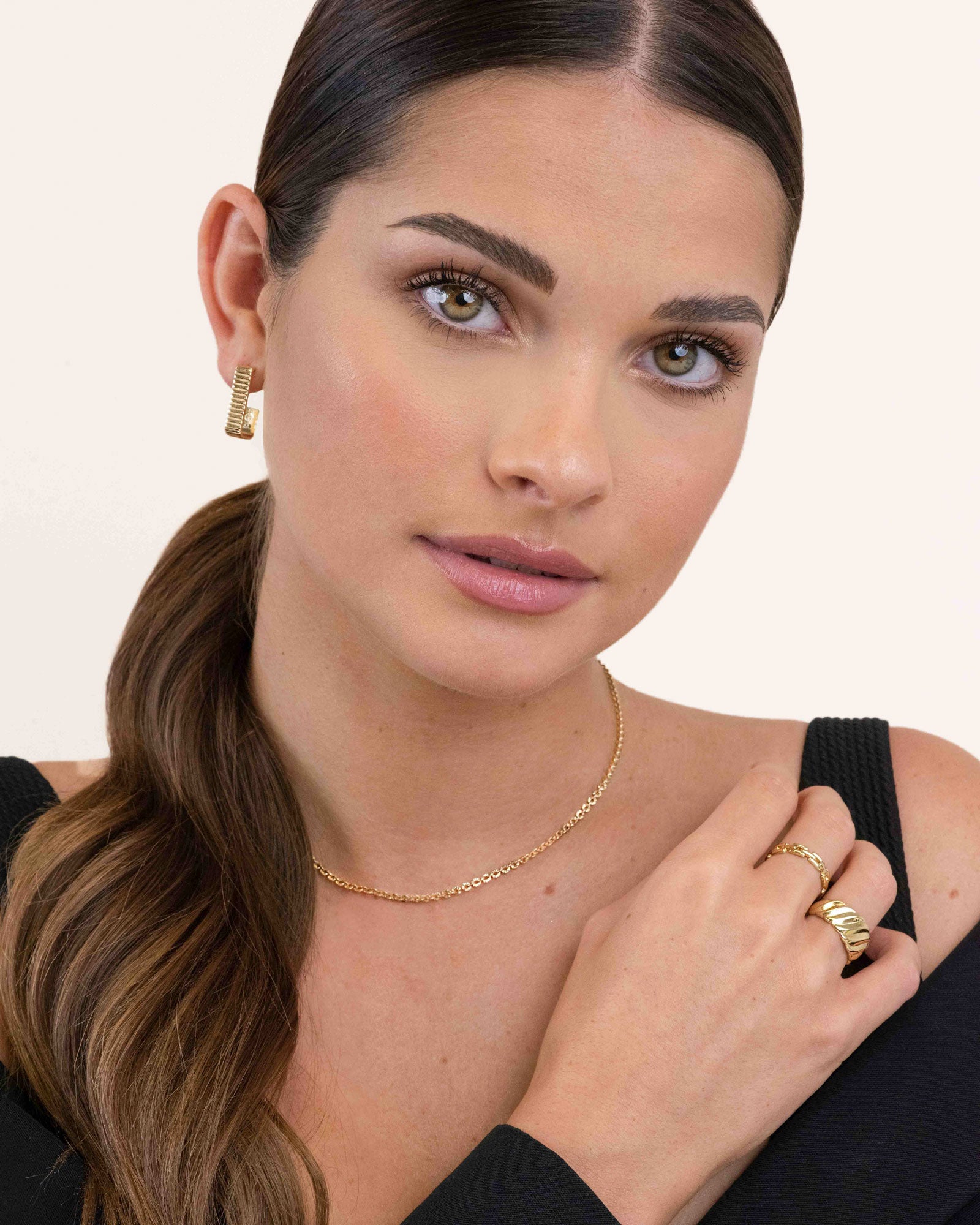 Association de bijoux éthiques composées d'une boucle large rectangle au motif ligne, d'un collier fin en maille soleil, d'une bague fine ajustable en motif chaîne carré et d'une bague large et épaisse au motif wavy en plaqué or 3 microns et made in France. 