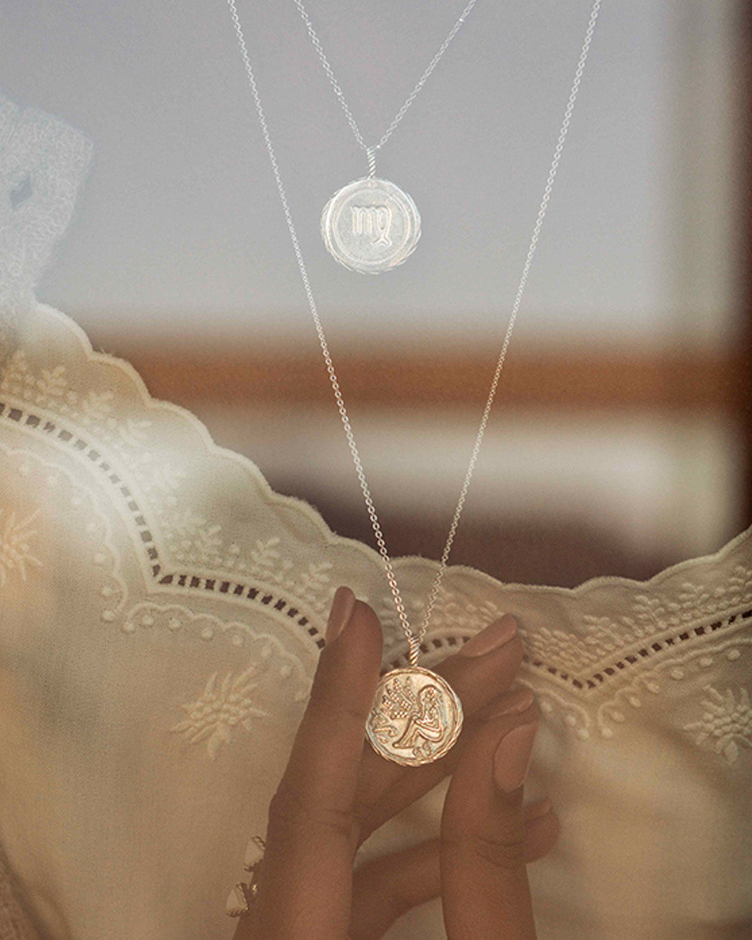 Association de colliers en argent massif 925 composée de 2 colliers fins avec une médaille au signe astrologique Vierge.
