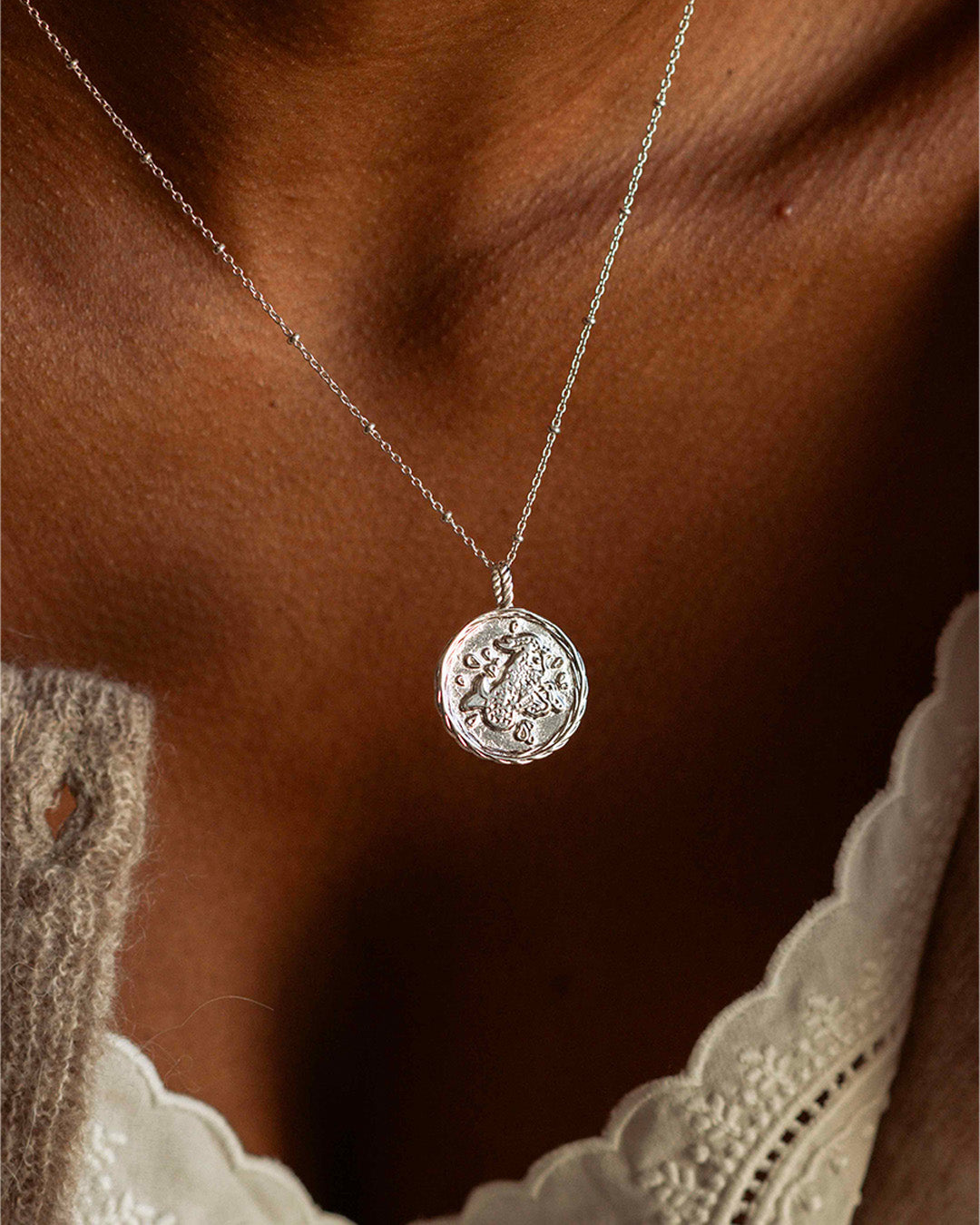 Collier en argent massif 925 composé d'une chaîne forçat avec une médaille au signe astrologique Capricorne fabriqué en France.