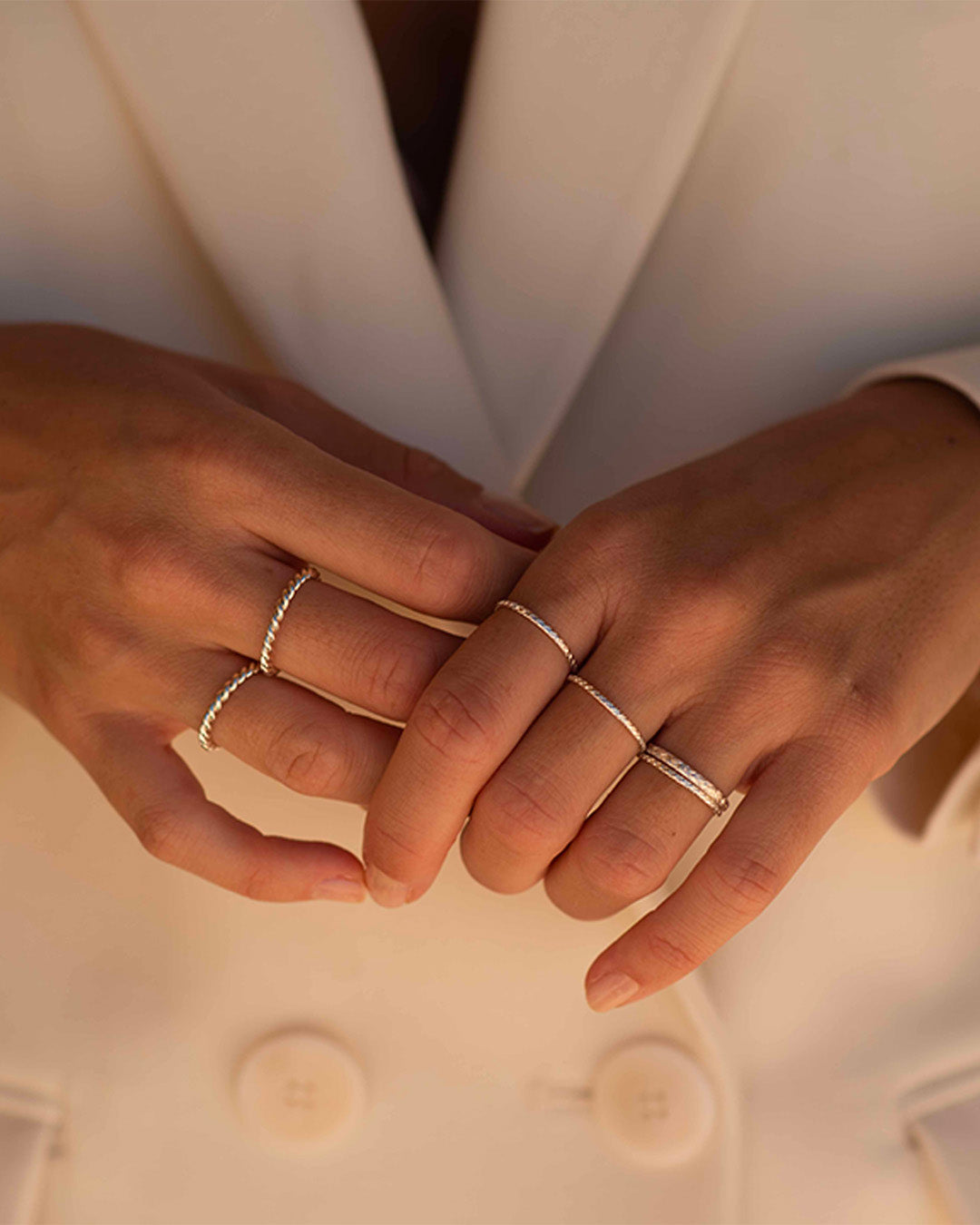 Association de bagues en argent massif 925 composée de 2 bagues fines ajustables torsadées, de 3  bagues fines martelées, et d'une bague légèrement martelé en argent massif 925 et fabriquées en France.