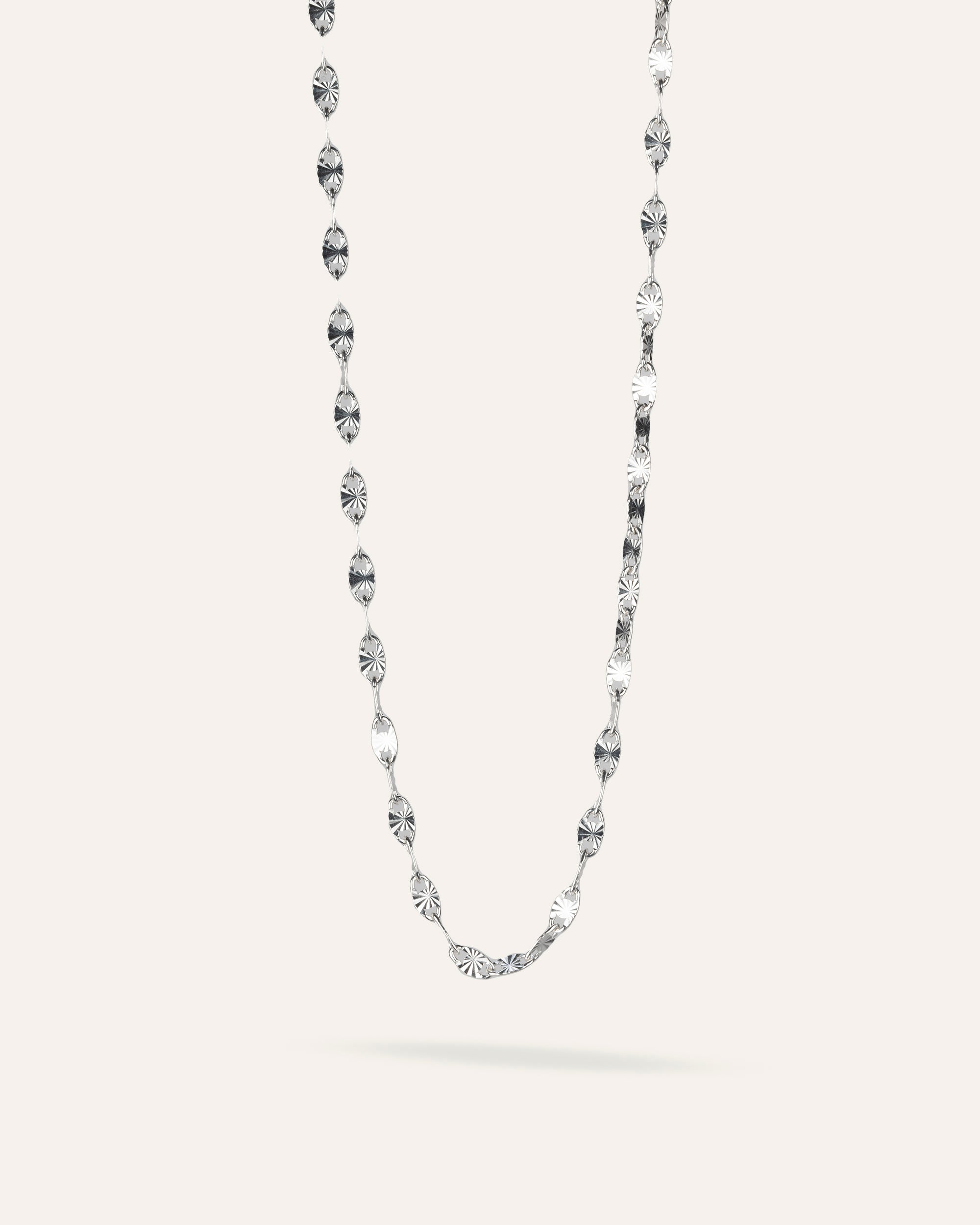 Collier en argent massif 925 formant des petits soleils entrelacés et striés, fabriqué en France.