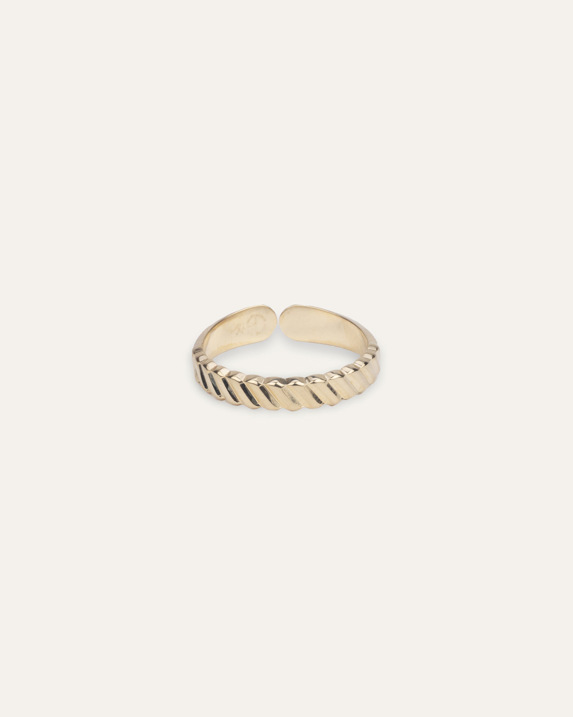 Bague fine ajustable en motif wavy en plaqué or 3 microns et made in France.