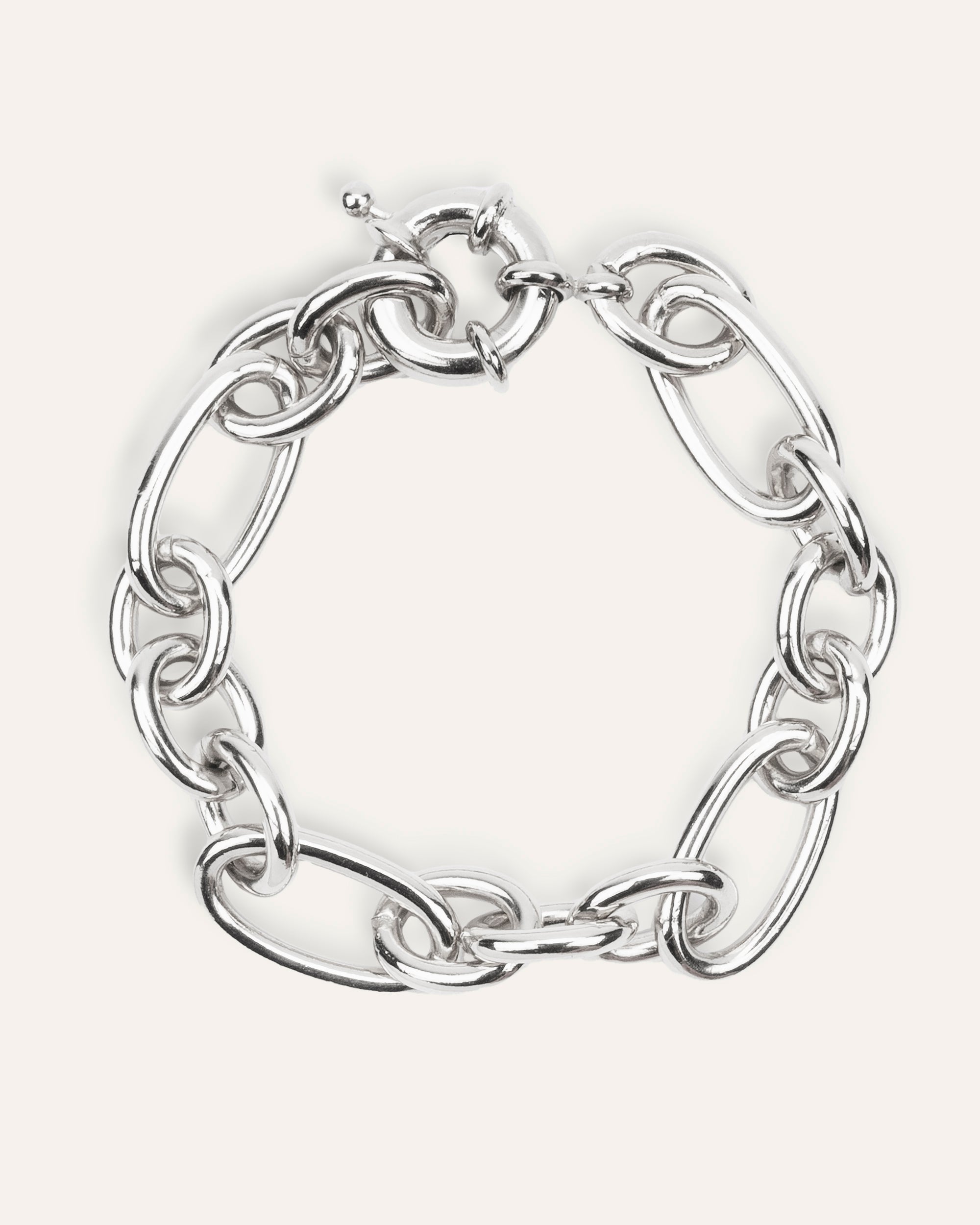 Bracelet en argent massif 925 composé d'une chaîne avec de gros maillons de tailles différentes, et un fermoir rond à ressort fabriqué en France.