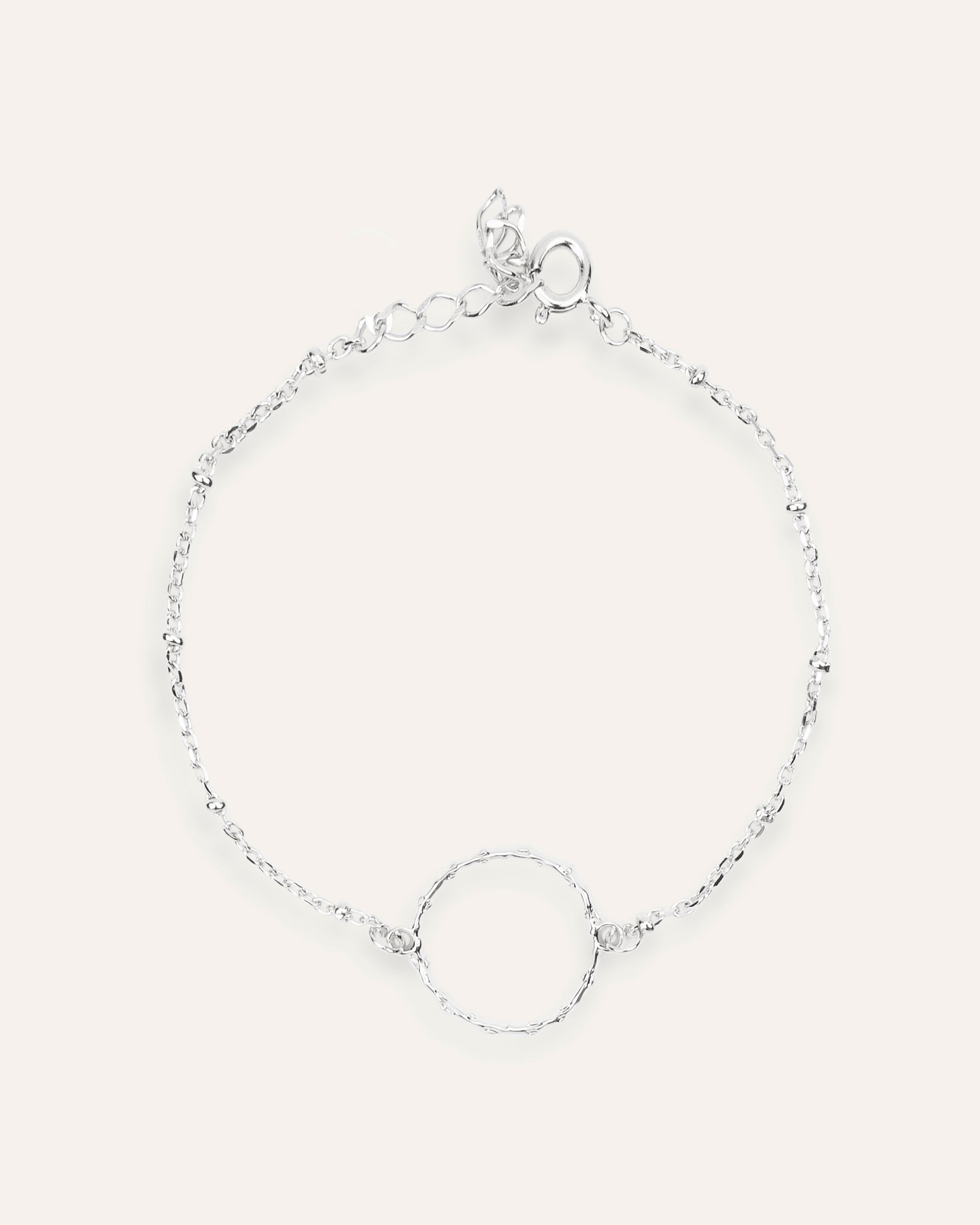 Bracelet en argent massif 925 composé d'une chaîne boule et d'une tige de fleur formant un anneau ajouré fabriqué en France.