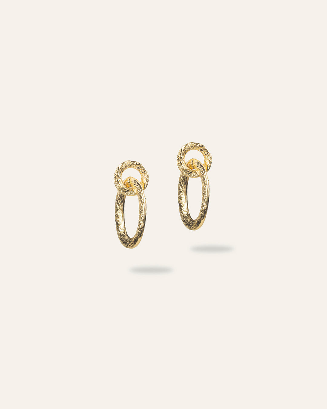 Boucles d'oreilles pendantes composées d'un anneau rond et d'un anneau ovale, au motif texturé de style vintage en plaqué or 3 microns made in France.