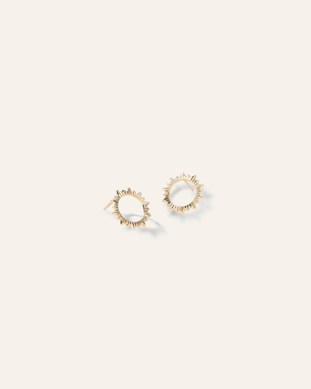 Boucles d'oreilles composées d'un anneau au design soleil, en plaqué or 3 microns, fabriquées en France.