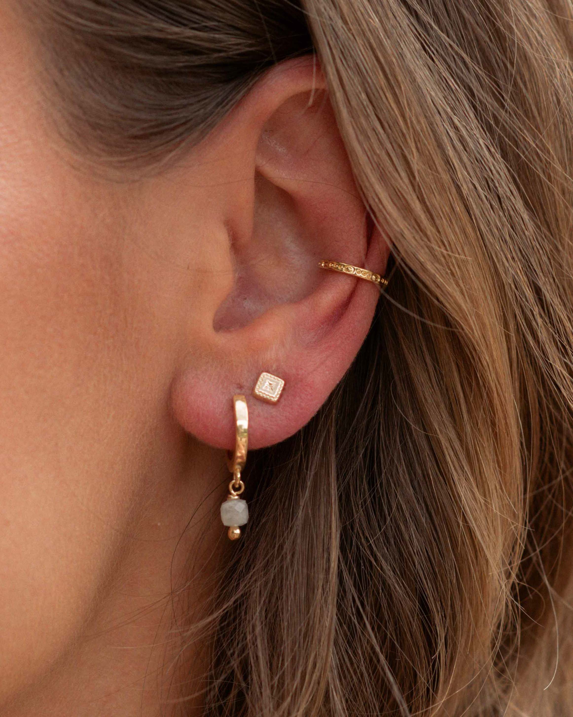 Association de boucles d'oreilles en plaqué or 3 microns, composé d'une petite dormeuse, d'une petite puce carré, et d'un earcuff fin, fabriquées en France. 