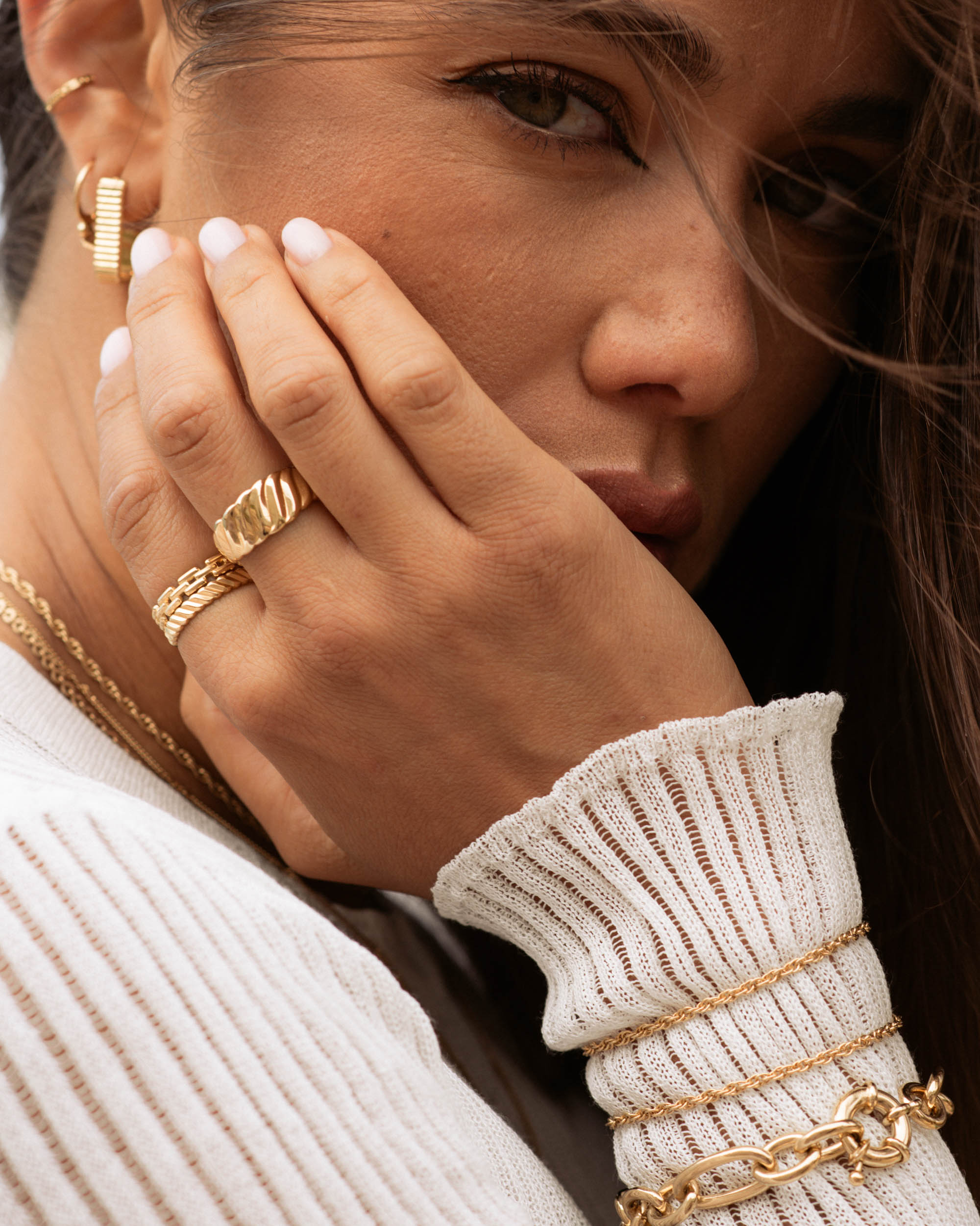 Association de bijoux éthiques composés d'une bague fine ajustable en motif chaîne carré, d'une bague fine ajustable avec des motifs wavy, d'une bague large et épaisse ajustable avec des motifs wavy, de deux bracelets en maille corde et d'un bracelet en chaîne avec de gros maillons de tailles différentes made in France.