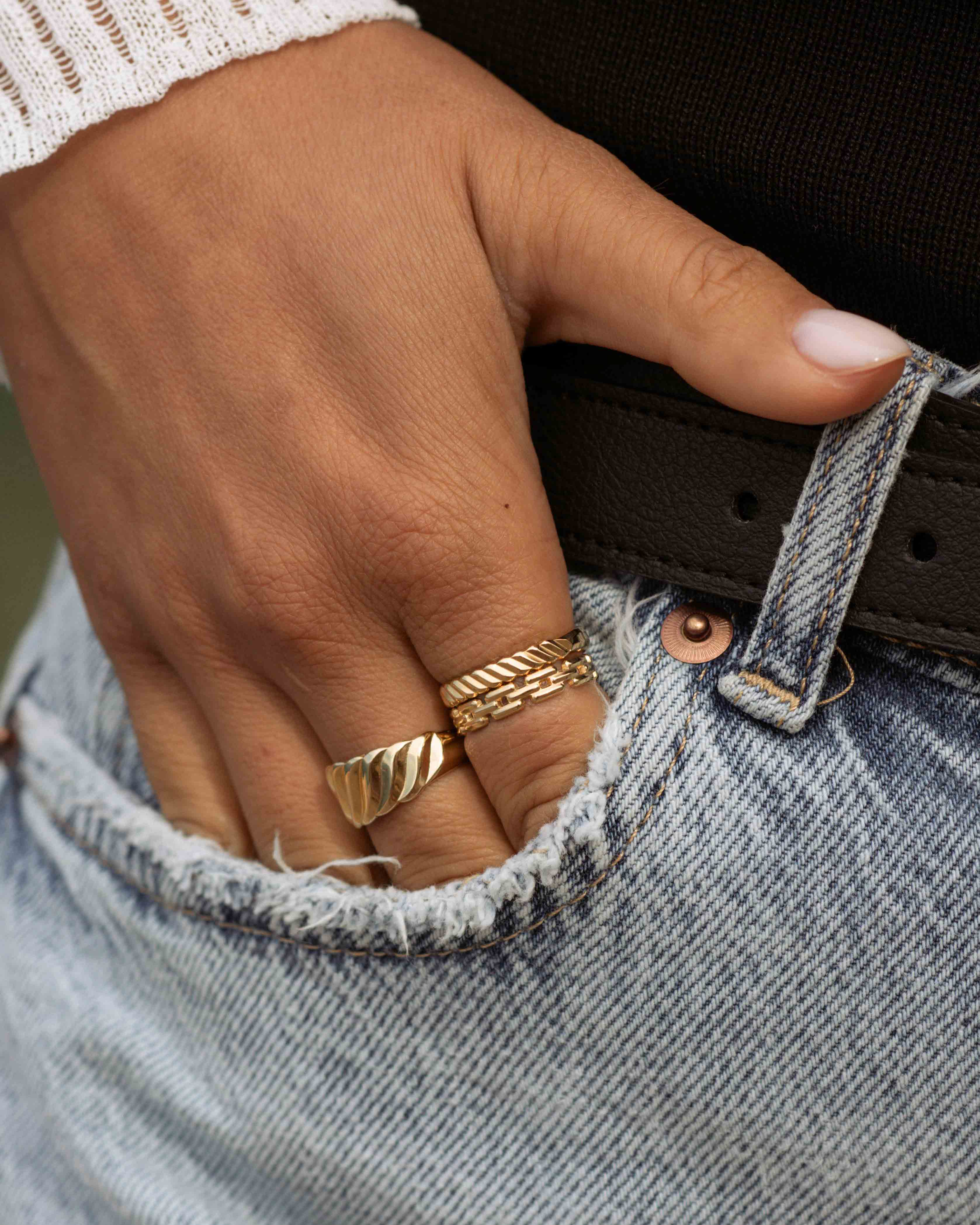 Association de bagues composées d'une bague large ajustable avec des motifs wavy, d'une bague fine ajustable au motif wavy et d'une bague fine ajustable en motif chaîne carré en plaqué or 3 microns et made in France.