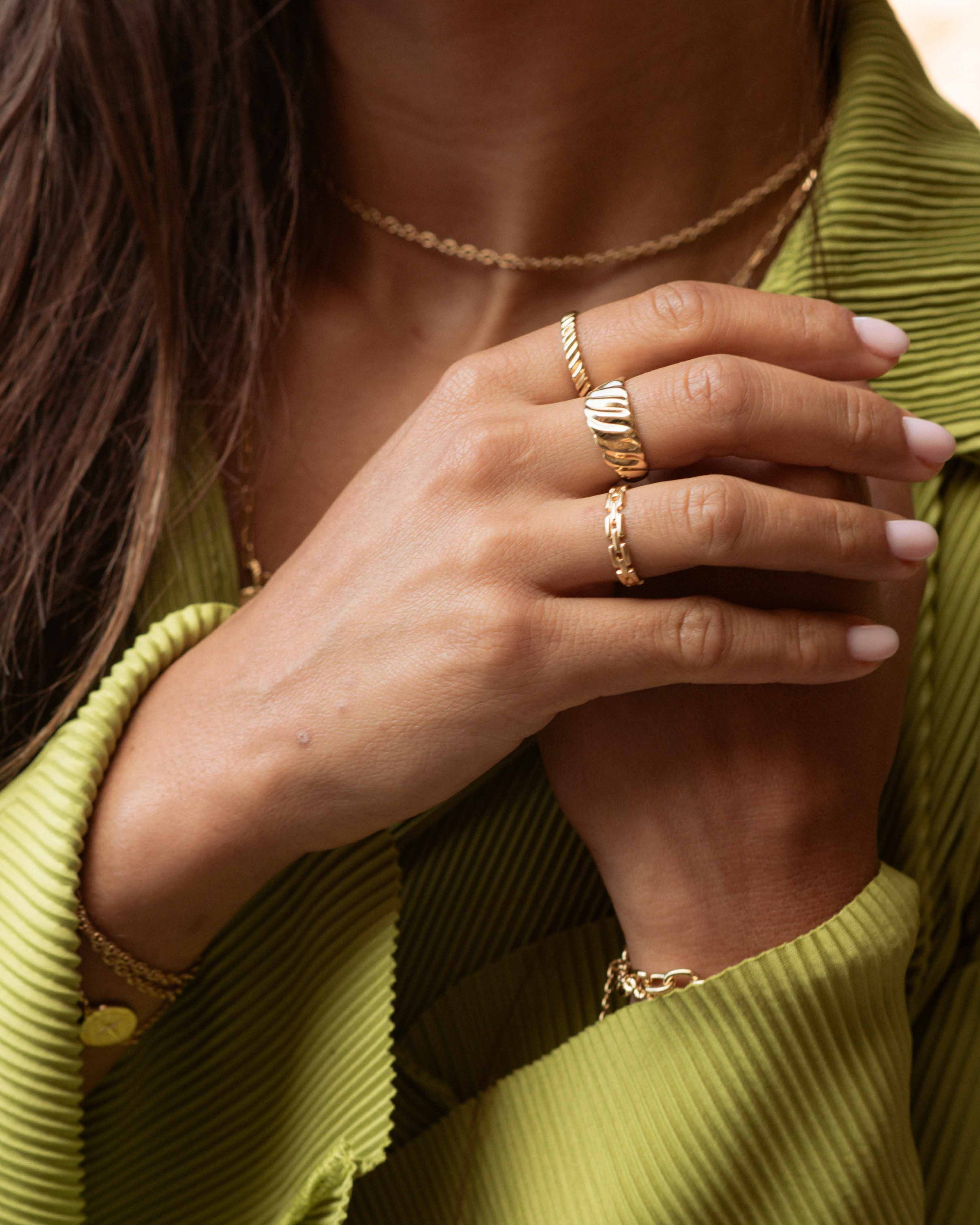Association de bagues en plaqué or 3 microns composées d'une bague fine ajustable avec des motifs wavy, d'une bague large et épaisse ajustable avec des motifs wavy et d'une bague fine avec des motifs en chaîne carré made in France. 