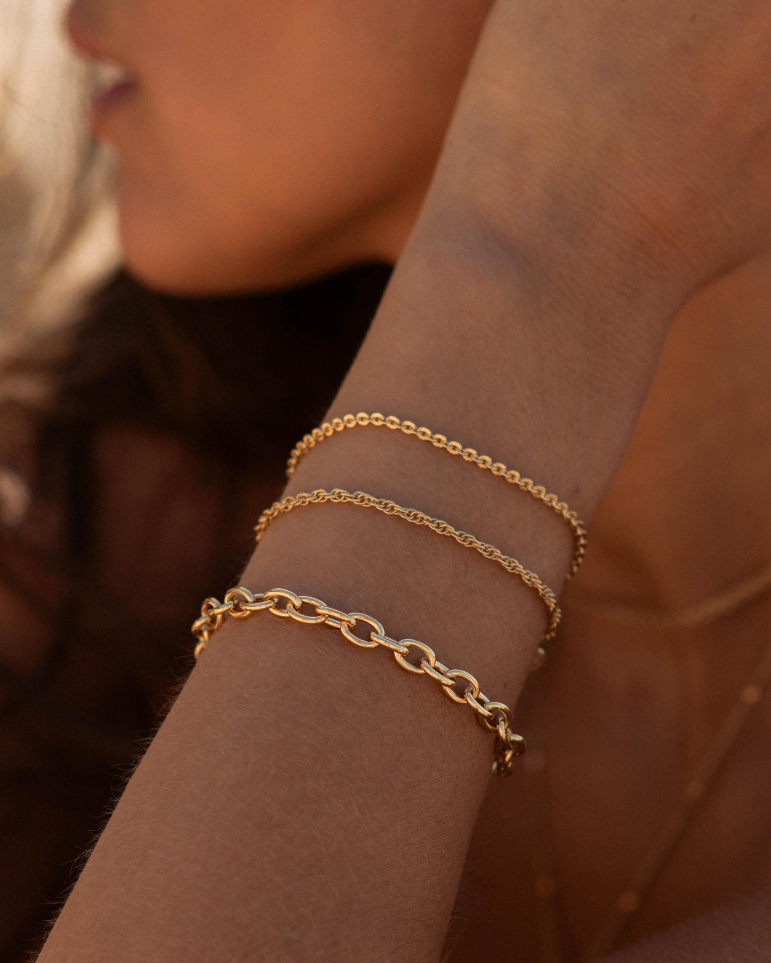 Association de bracelets éthiques en plaqué or 3 microns composées d'un bracelet fin en maille soleil, d'un bracelet fin en maille corde et d'un bracelet large en maille ovale made in France.