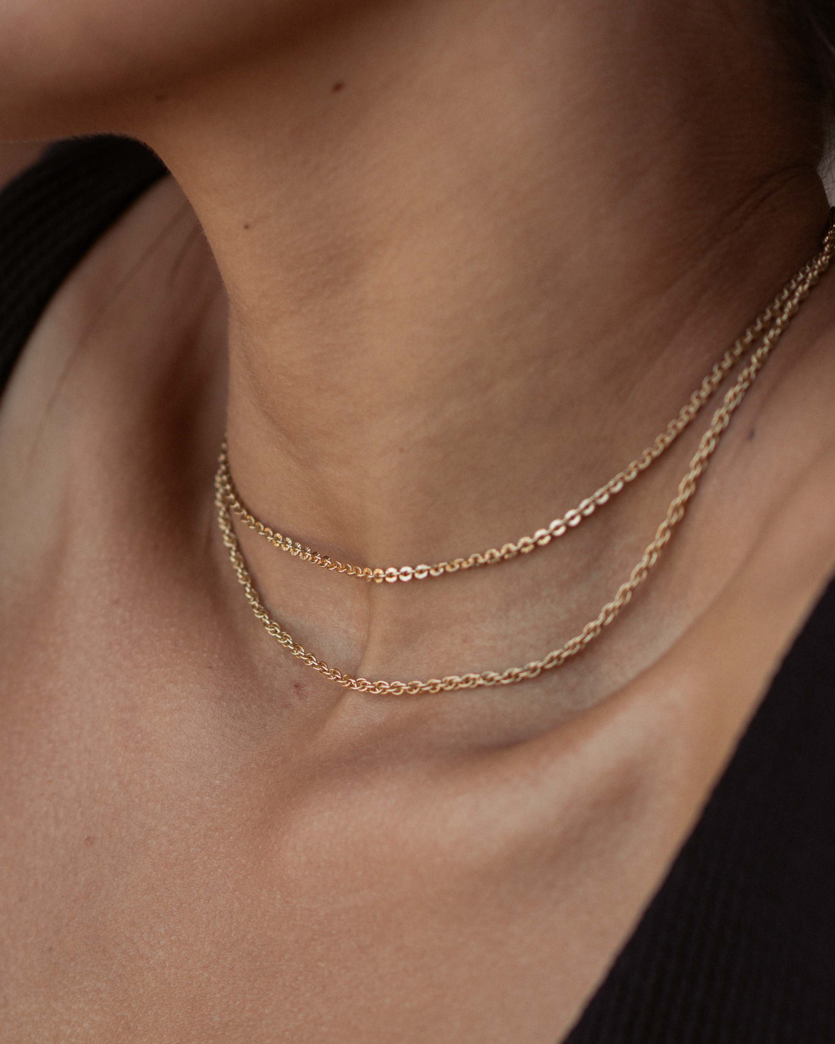 Association de 2 colliers composés d'un collier fin en maille soleil et d'un collier fin en maille corde en plaqué or 3 microns et made in France.
