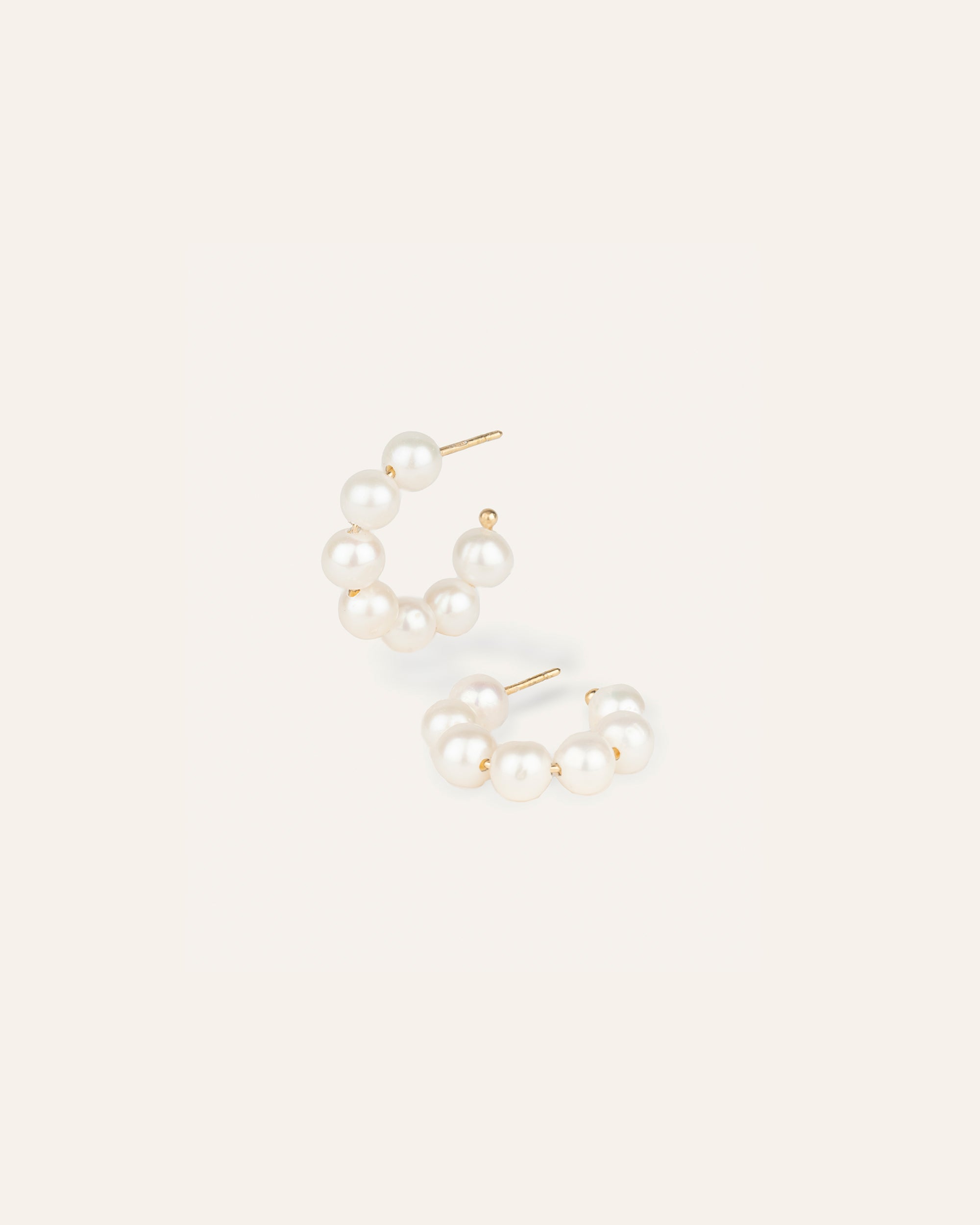 Créoles ornées de perles de culture en plaqué or 3 microns et made in France.