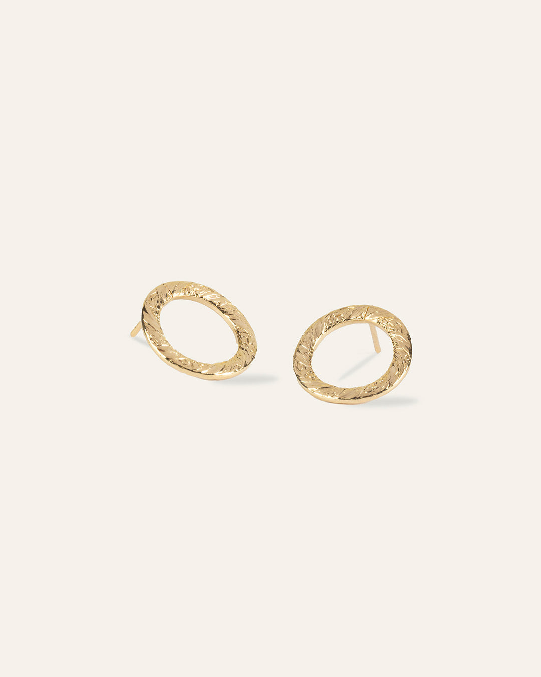 Boucles d'oreilles en anneaux, en plaqué or 3 microns, au motif texturé de style vintage made in France.