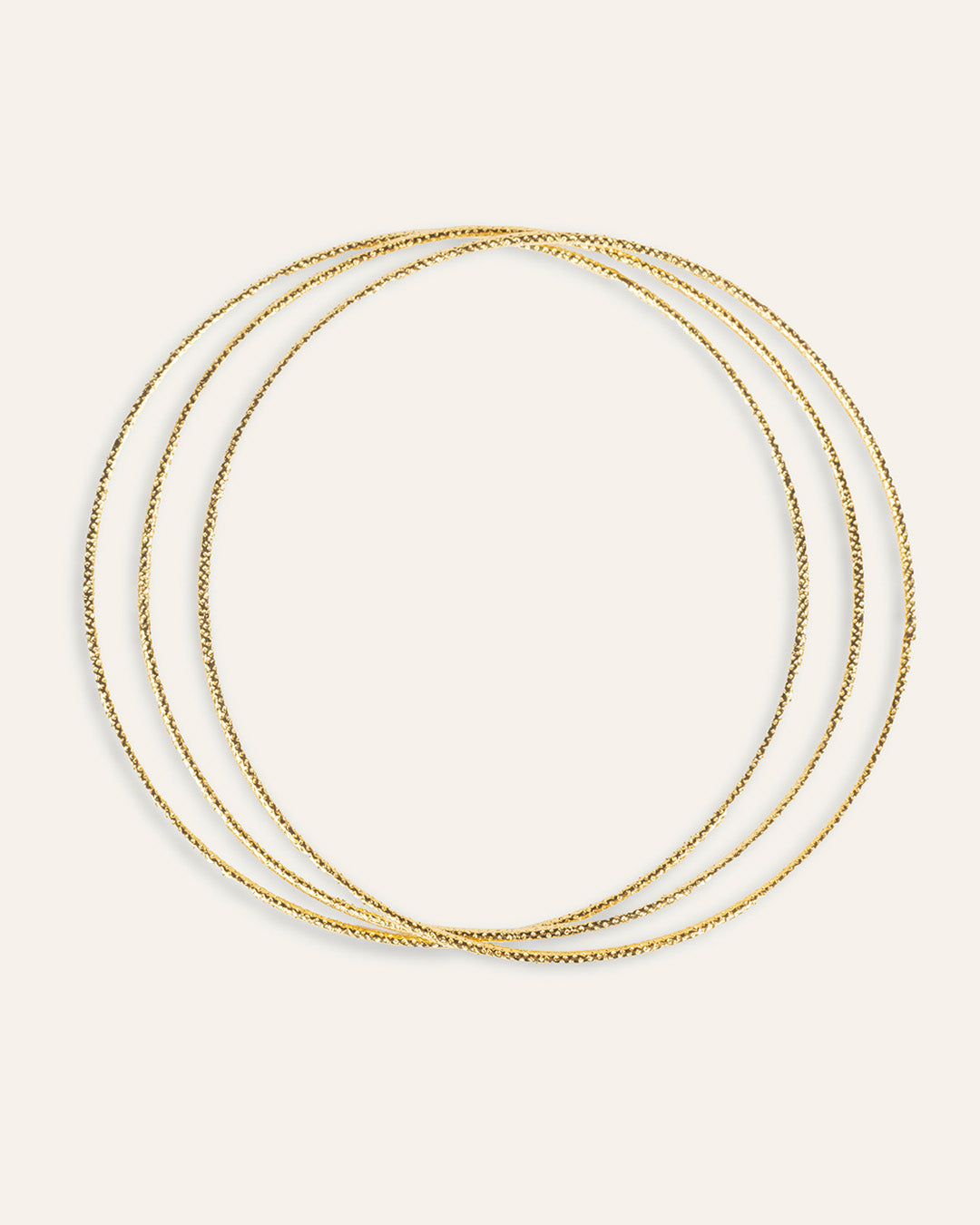 Association de trois bracelets en anneaux fil en plaqué or, fabriqués en France.