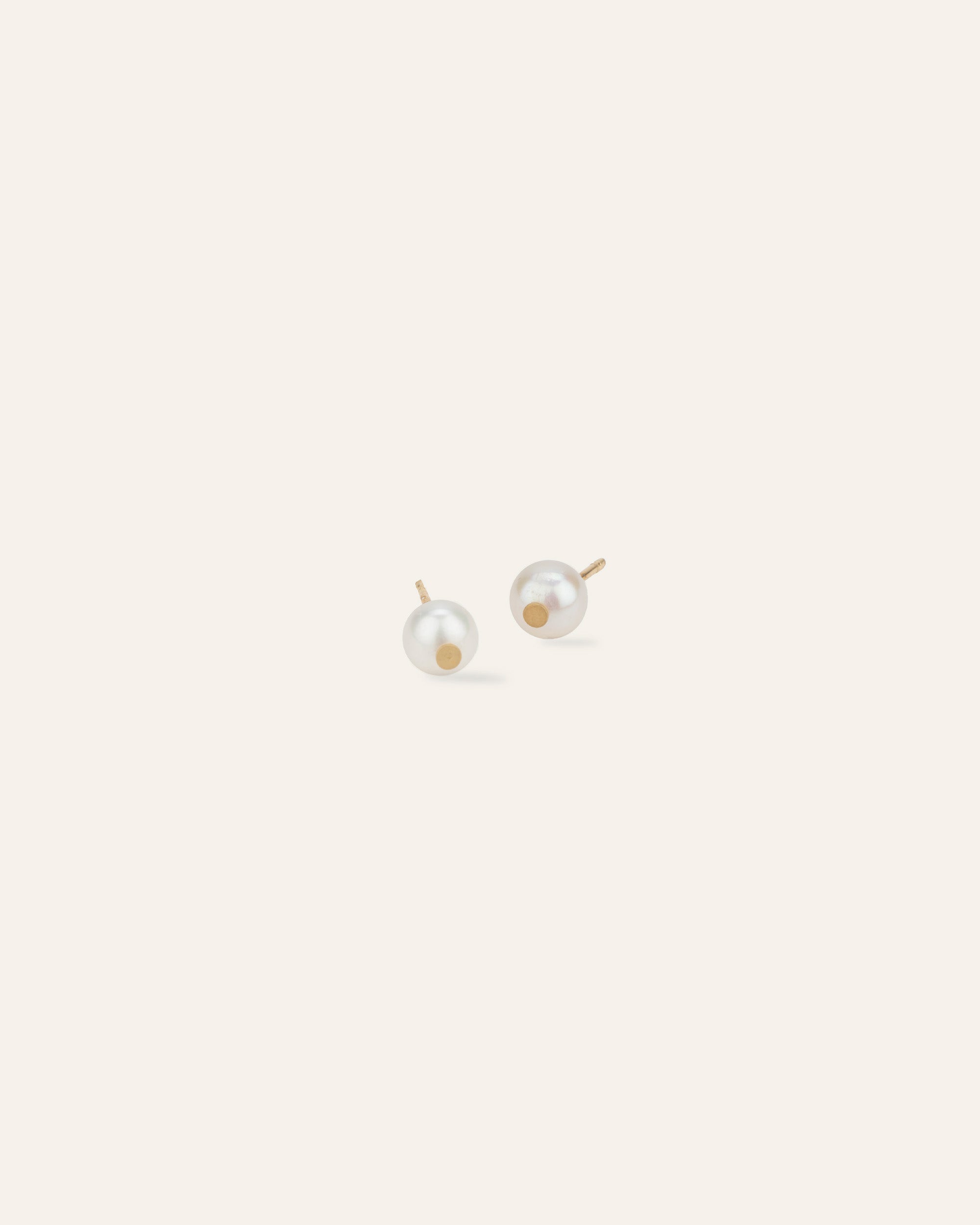 Boucles d'oreilles puces composées d'une perle de culture ronde de 6mm en plaqué or 3 microns made in France.